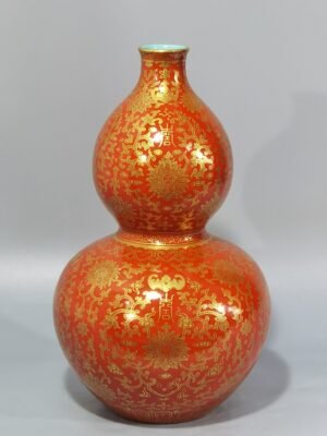 Qing Dynasty Qianlong coral-red gold-painted gourd vase