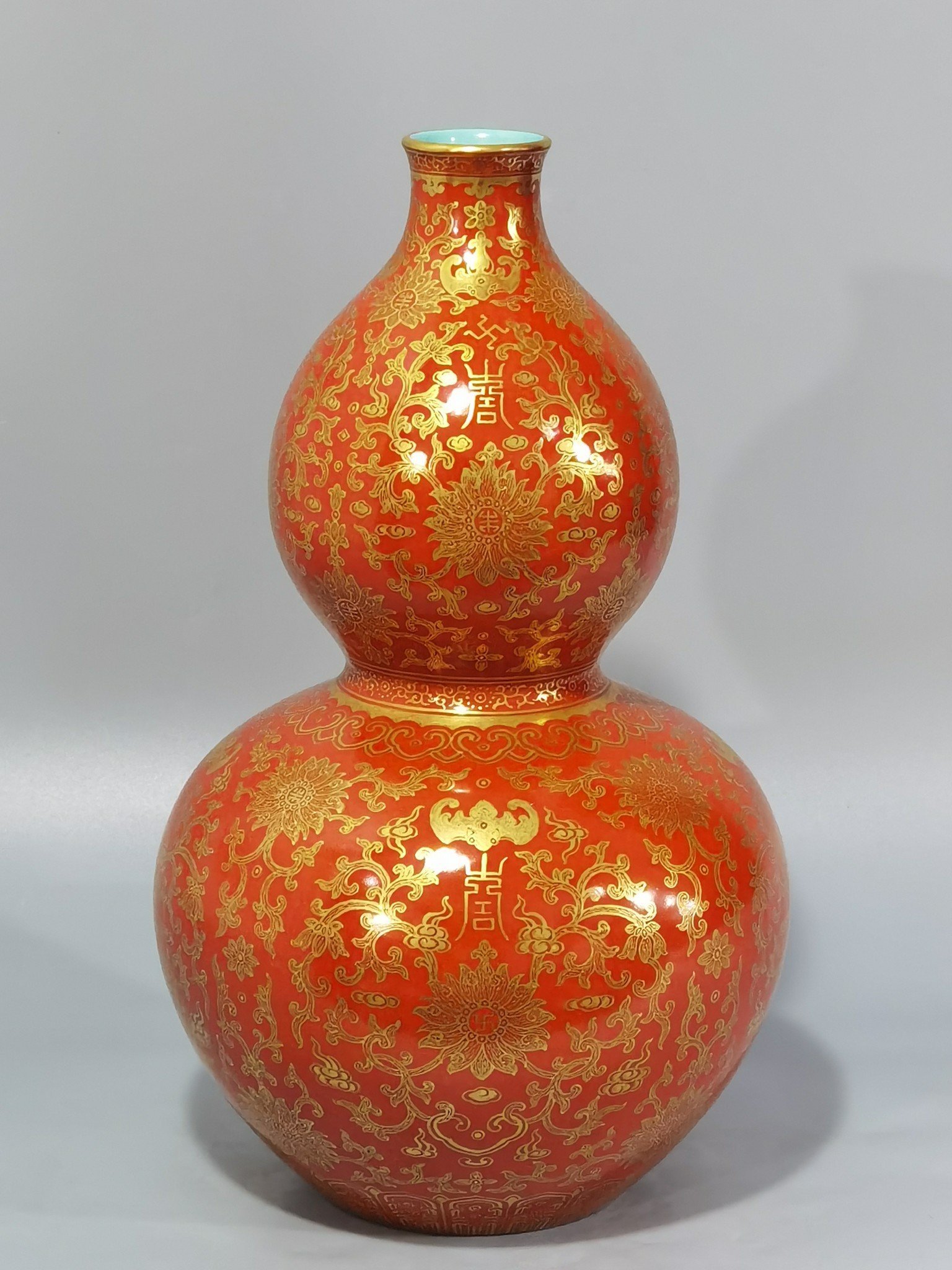 Qing Dynasty Qianlong coral-red gold-painted gourd vase