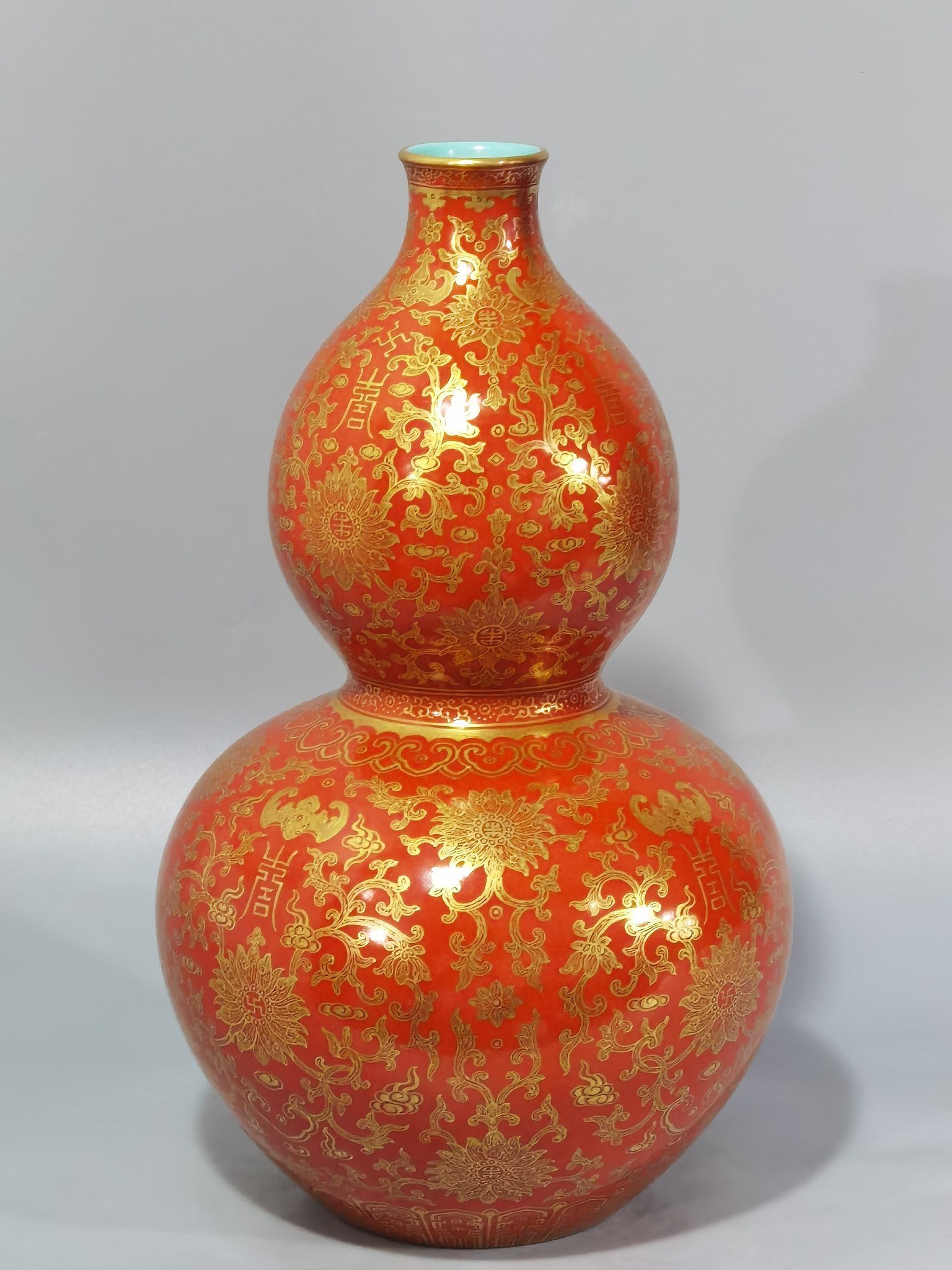 Qing Dynasty Qianlong coral-red gold-painted gourd vase