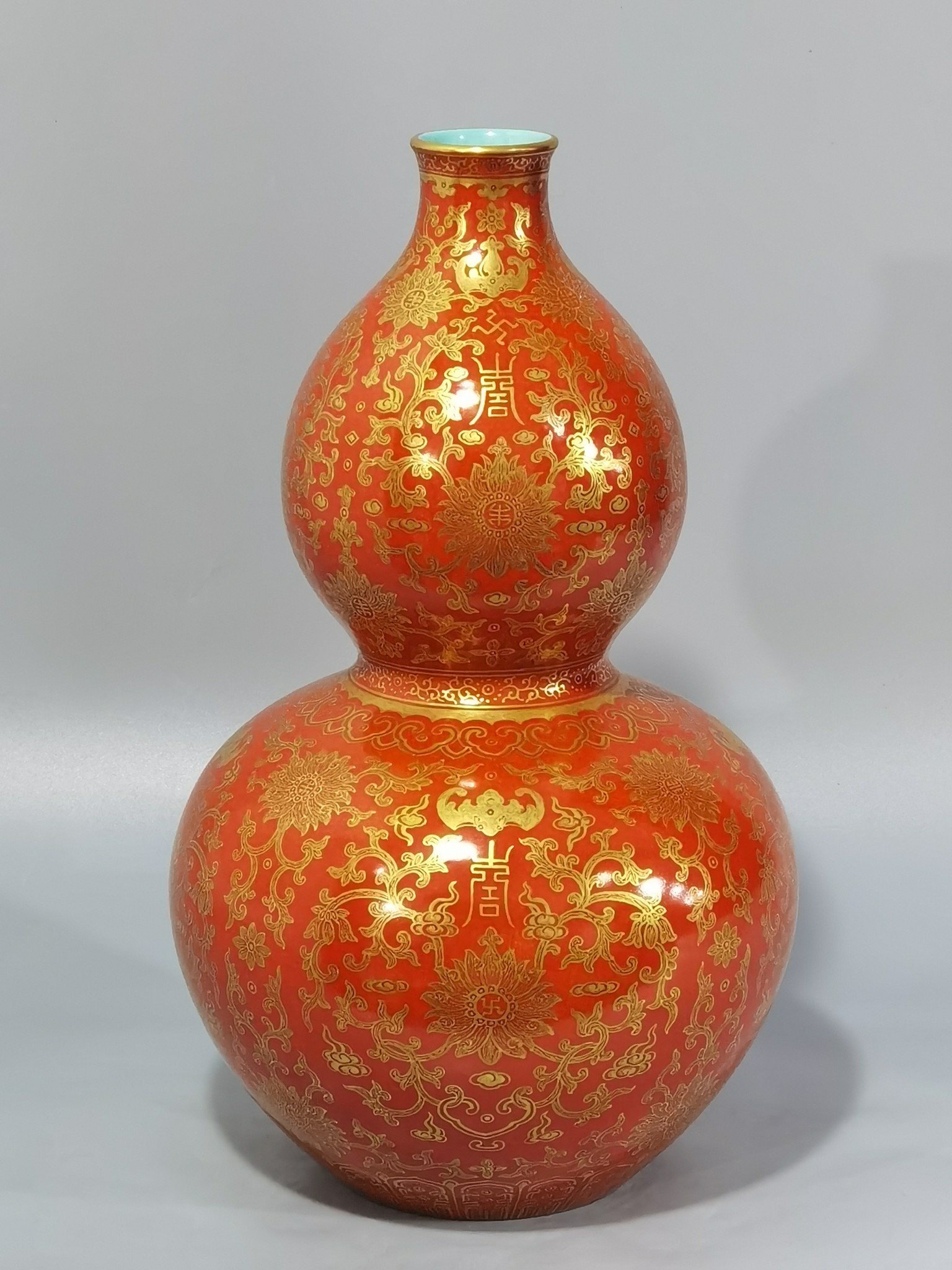 Qing Dynasty Qianlong coral-red gold-painted gourd vase