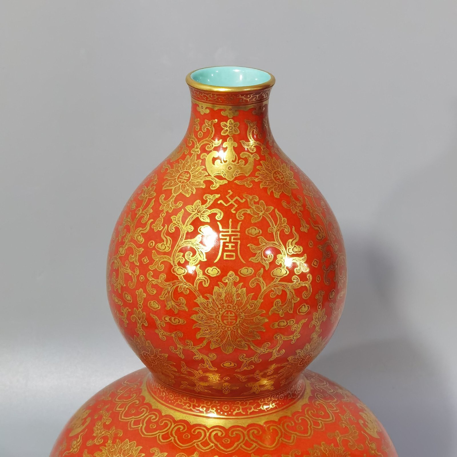 Qing Dynasty Qianlong coral-red gold-painted gourd vase
