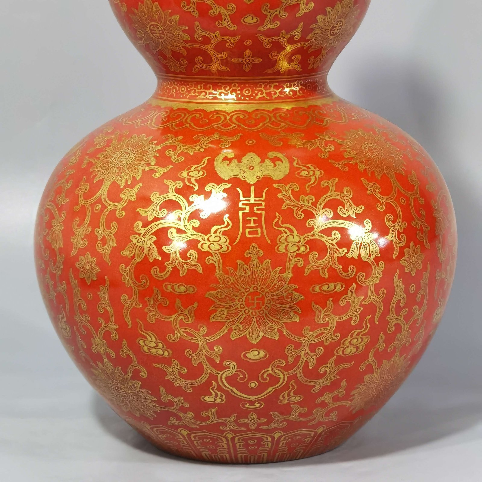 Qing Dynasty Qianlong coral-red gold-painted gourd vase