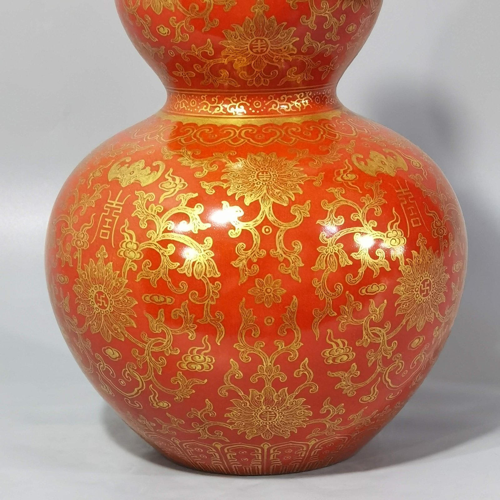 Qing Dynasty Qianlong coral-red gold-painted gourd vase