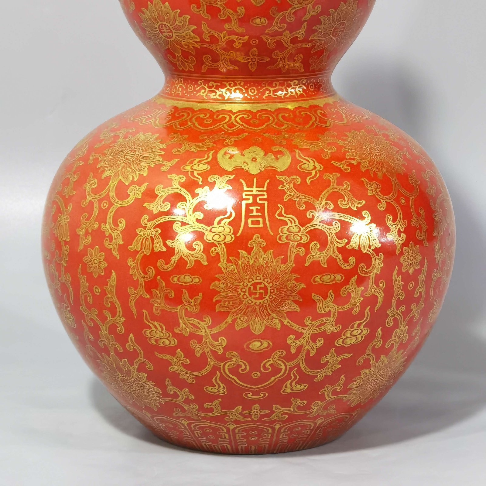Qing Dynasty Qianlong coral-red gold-painted gourd vase