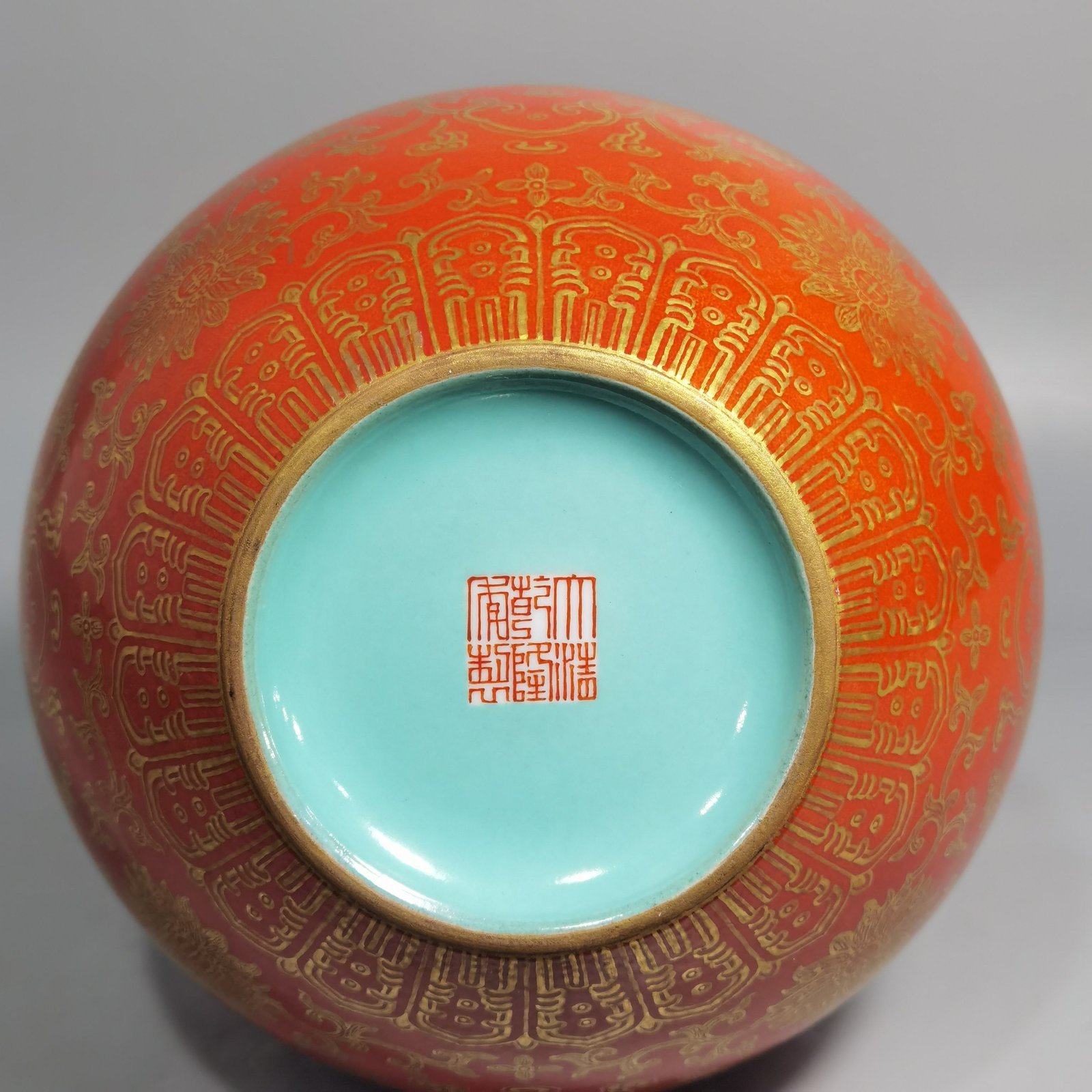 Qing Dynasty Qianlong coral-red gold-painted gourd vase