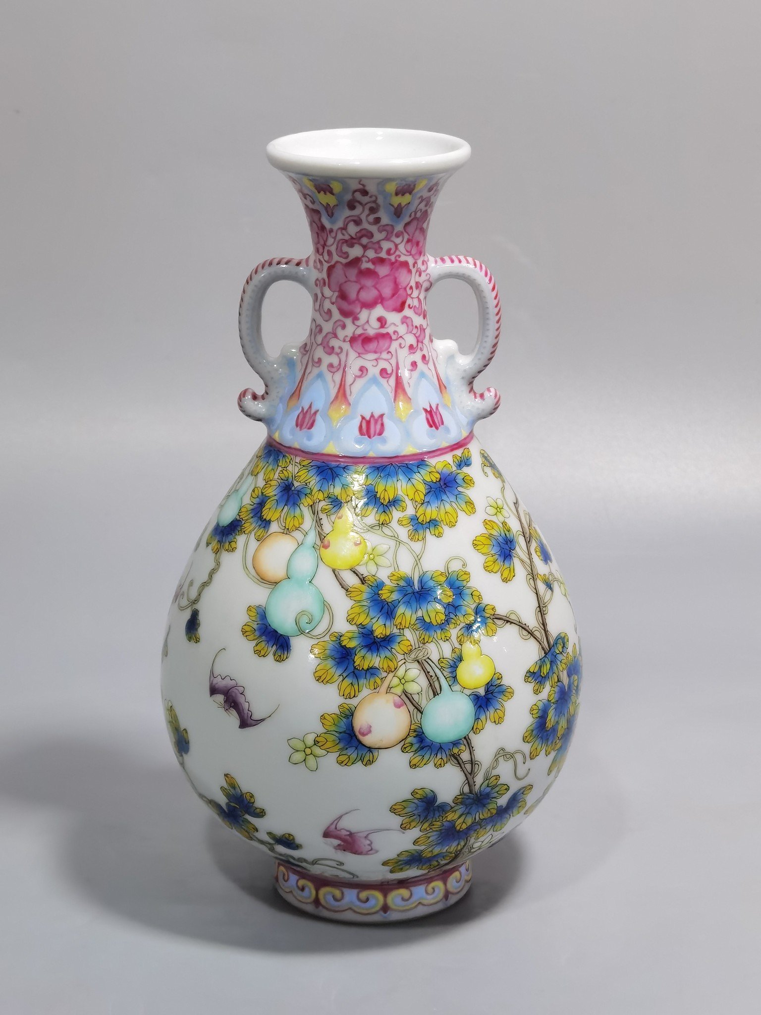 Qing Dynasty Qianlong Enamel Fushou Continuous mphora