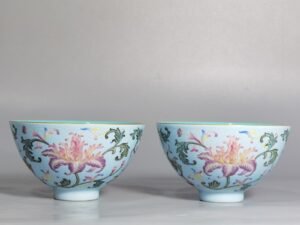 Qing Dynasty Qianlong pair of green enamel green lotus tea balls