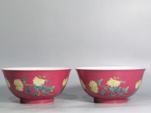 Qing Dynasty Qianlong pair of enamel carmine and chrysanthemum pattern bowls