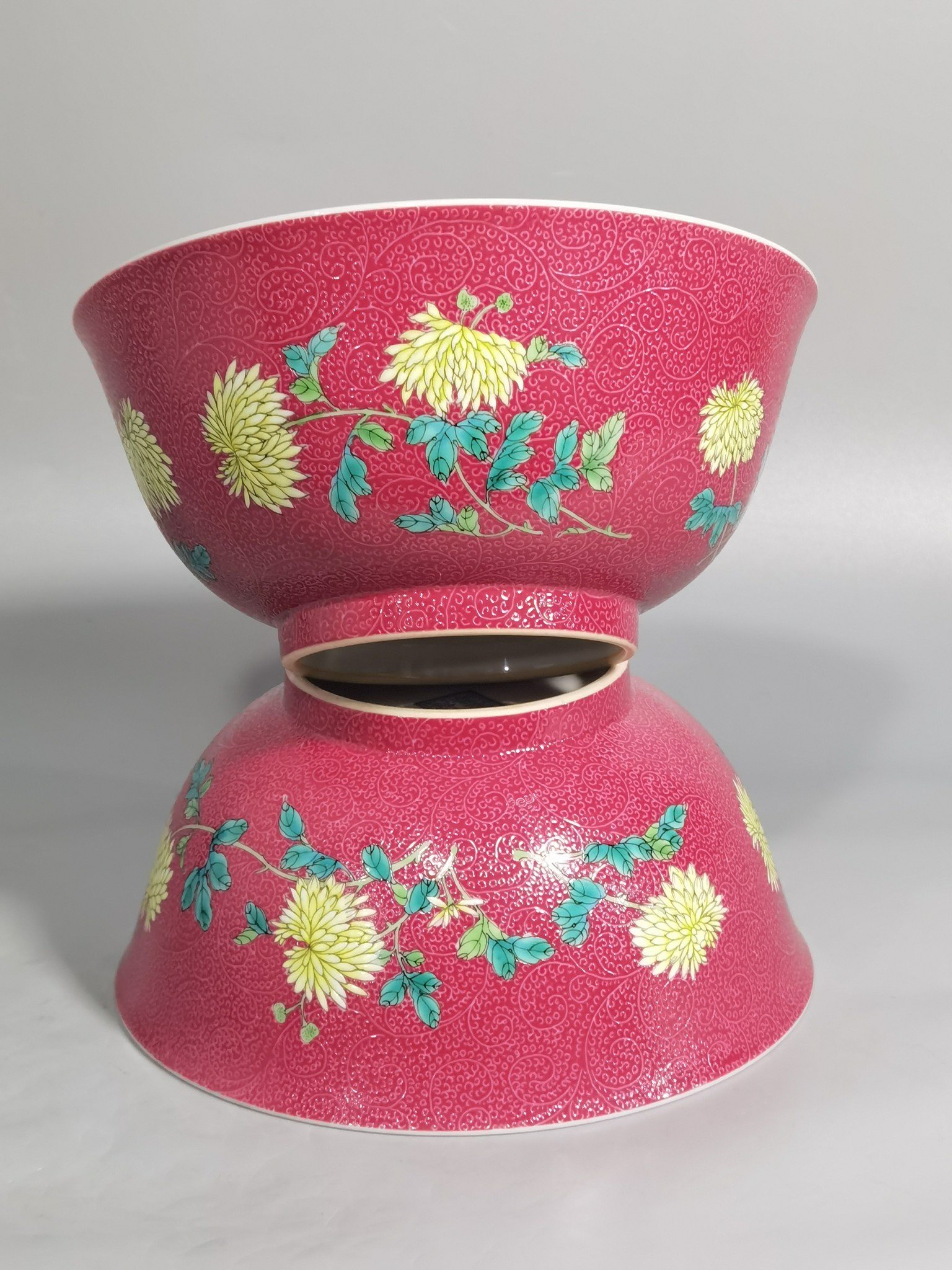 Qing Dynasty Qianlong pair of enamel carmine and chrysanthemum pattern bowls