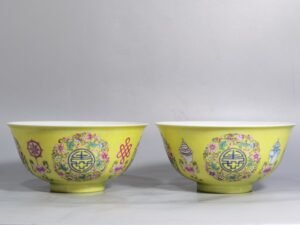 Qing Dynasty Qianlong pair of gate red and scape bowls with enamel yellow