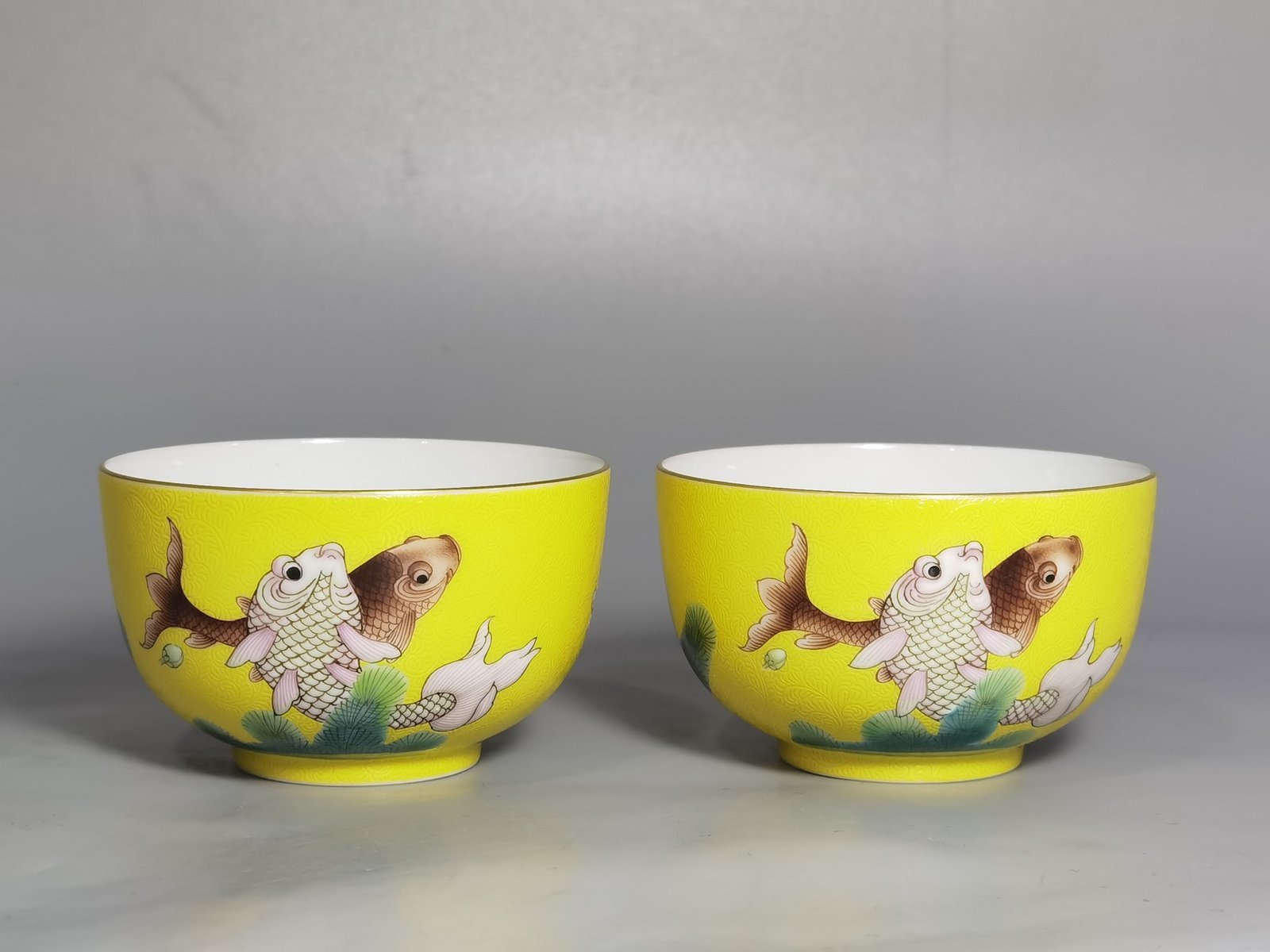 Qing Dynasty Qianlong Enamel Yellow Ground Rolled Fish and lgae Pattern Cup