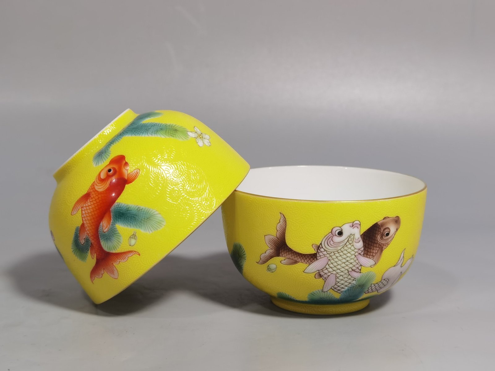 Qing Dynasty Qianlong Enamel Yellow Ground Rolled Fish and lgae Pattern Cup