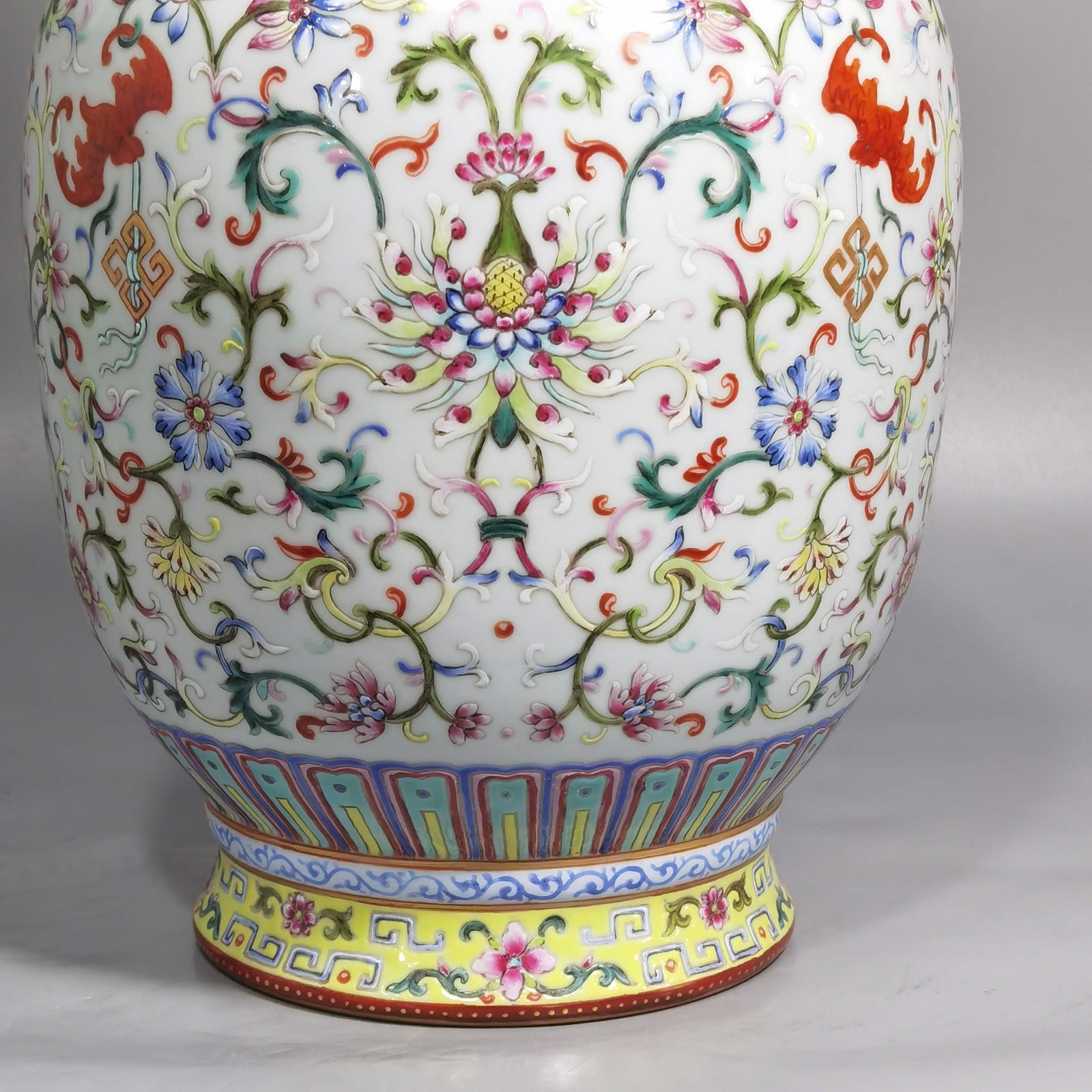 Qing Dynasty Qianlong white and blessing and longevity lotus pattern mphora
