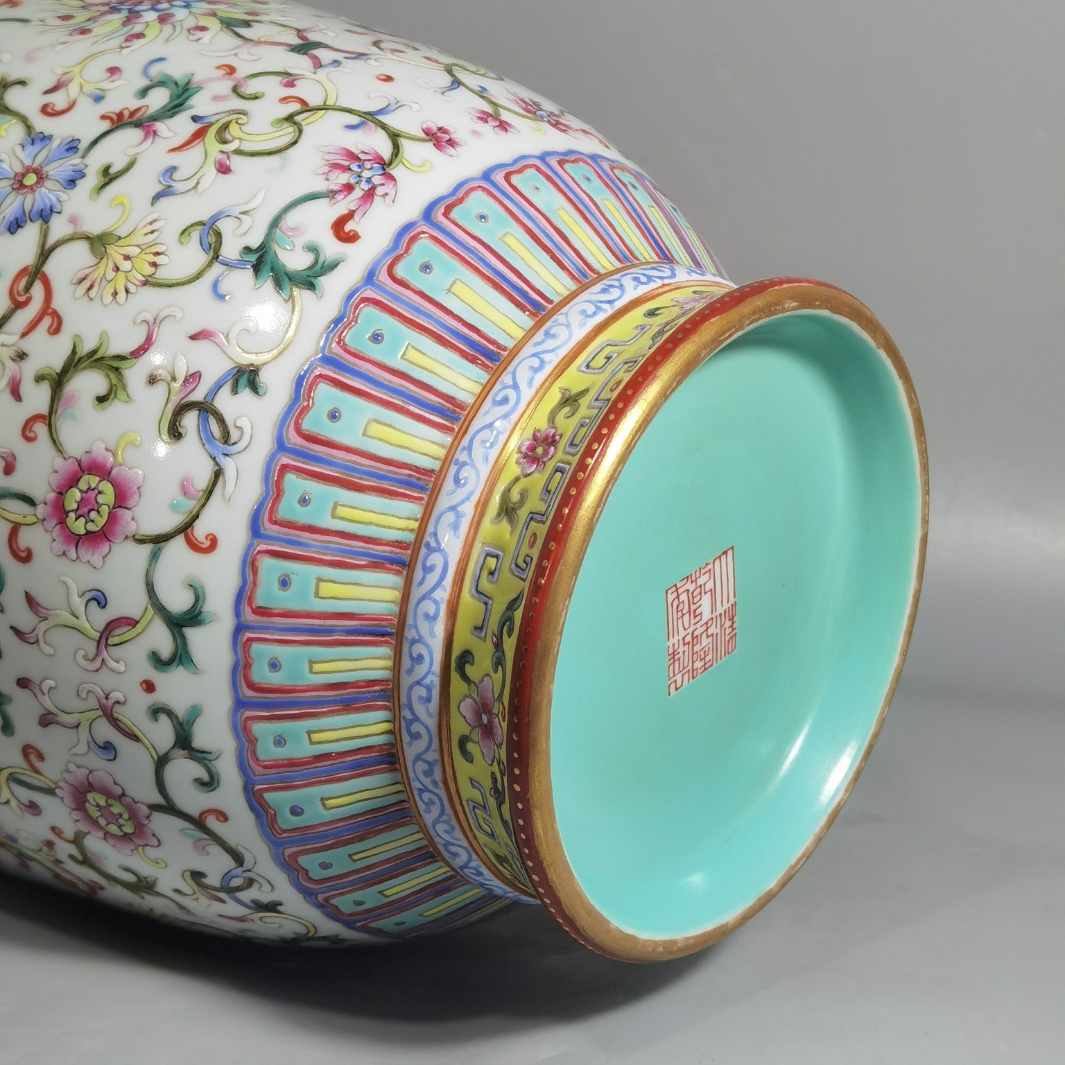 Qing Dynasty Qianlong white and blessing and longevity lotus pattern mphora