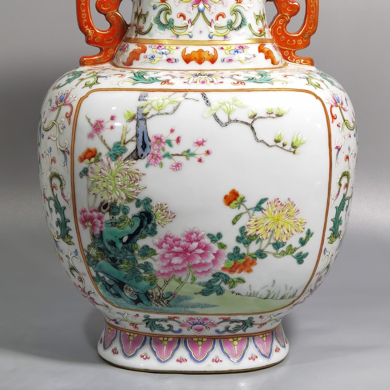 Qing Dynasty Qianlong white ground pastel lotus window flower double-eared flat vase