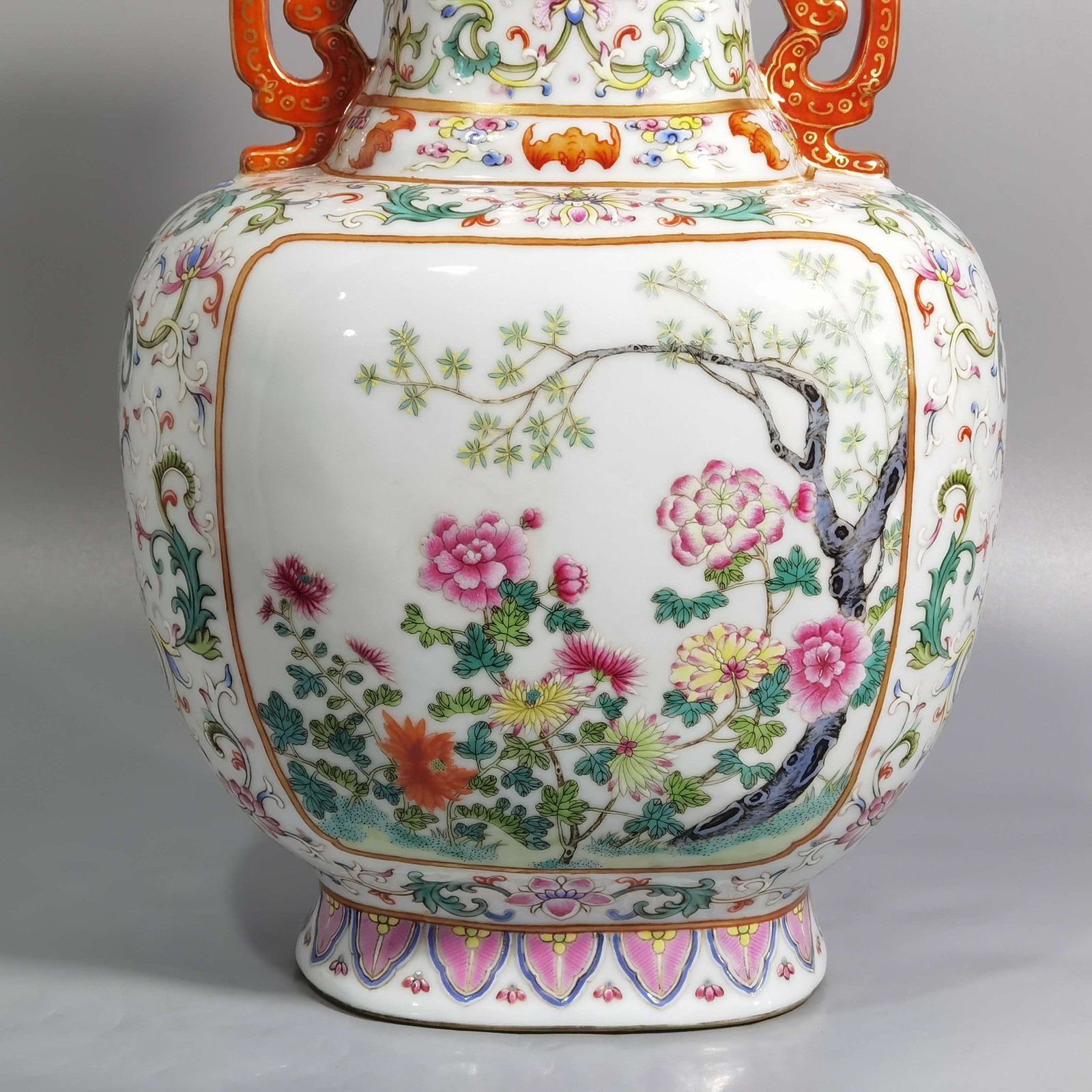 Qing Dynasty Qianlong white ground pastel lotus window flower double-eared flat vase