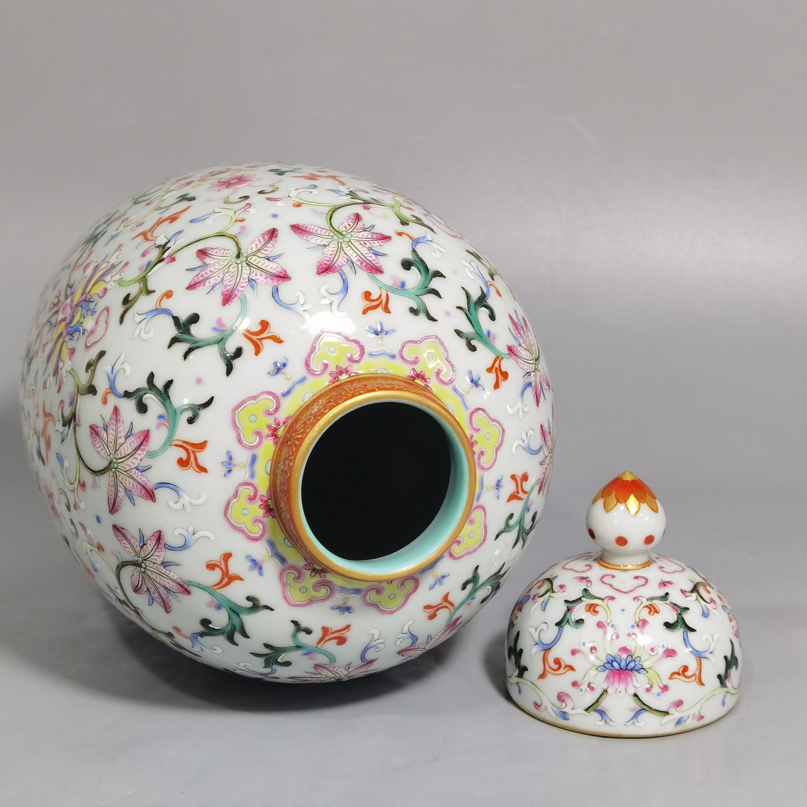 Qing Dynasty Qianlong white ground pastel colored lotus pattern covered jar