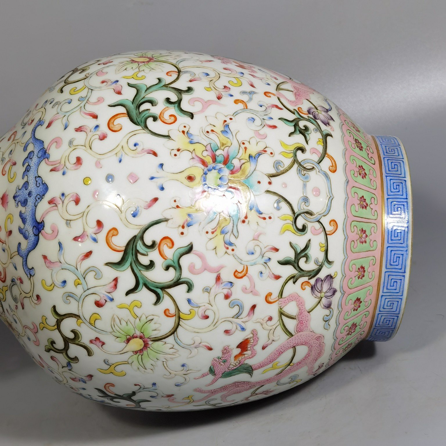 Qing Dynasty Qianlong white ground pastel red dragon pierced flower double-eared mouth-opening bottle