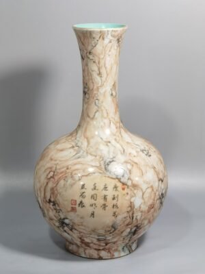 Qing Dynasty Qianlong Tang Ying the pottery supervisor wrote poem with cloud patterns on the vase