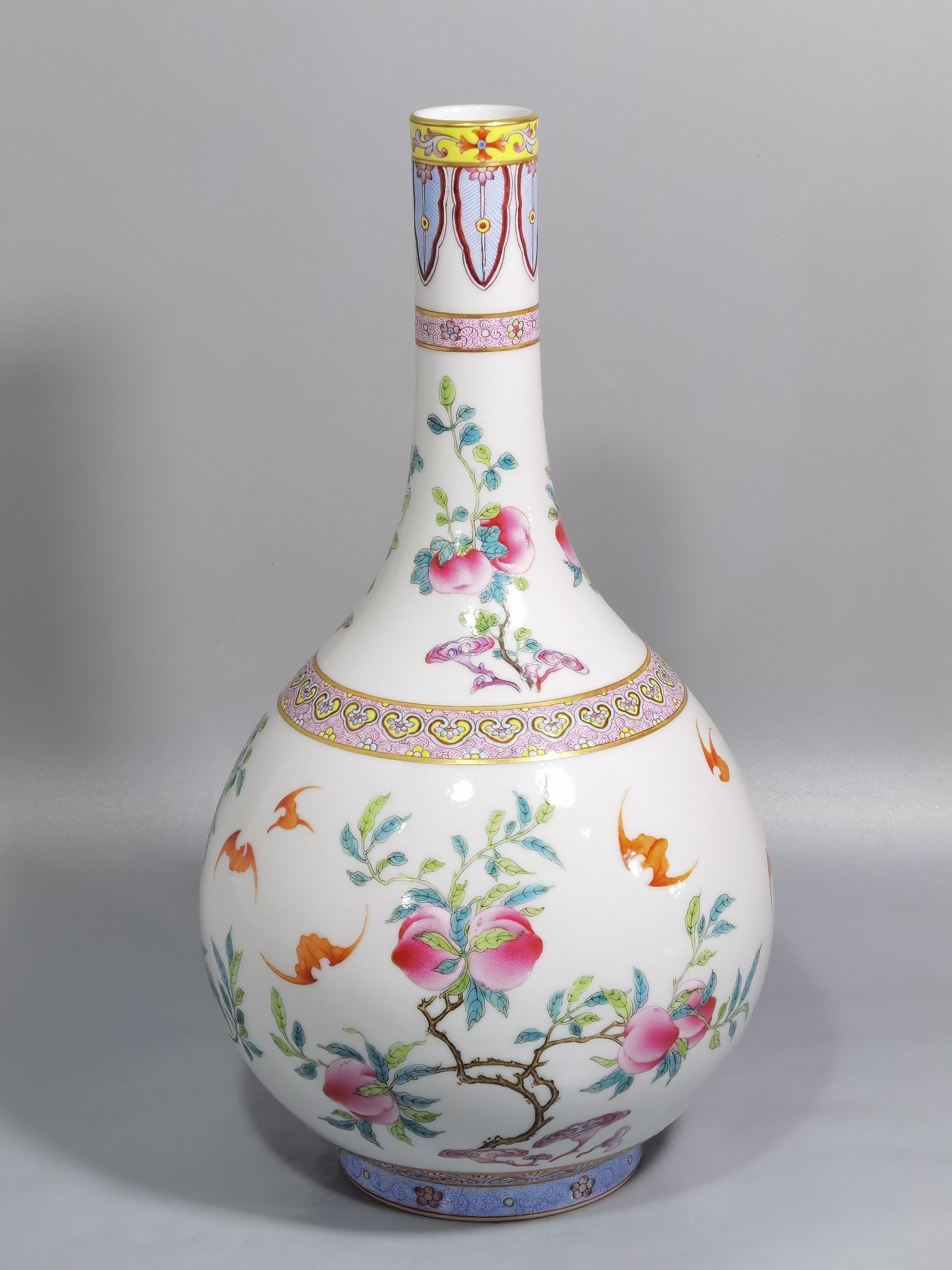 Qing Dynasty Qianlong Pastel S and uo pattern vase