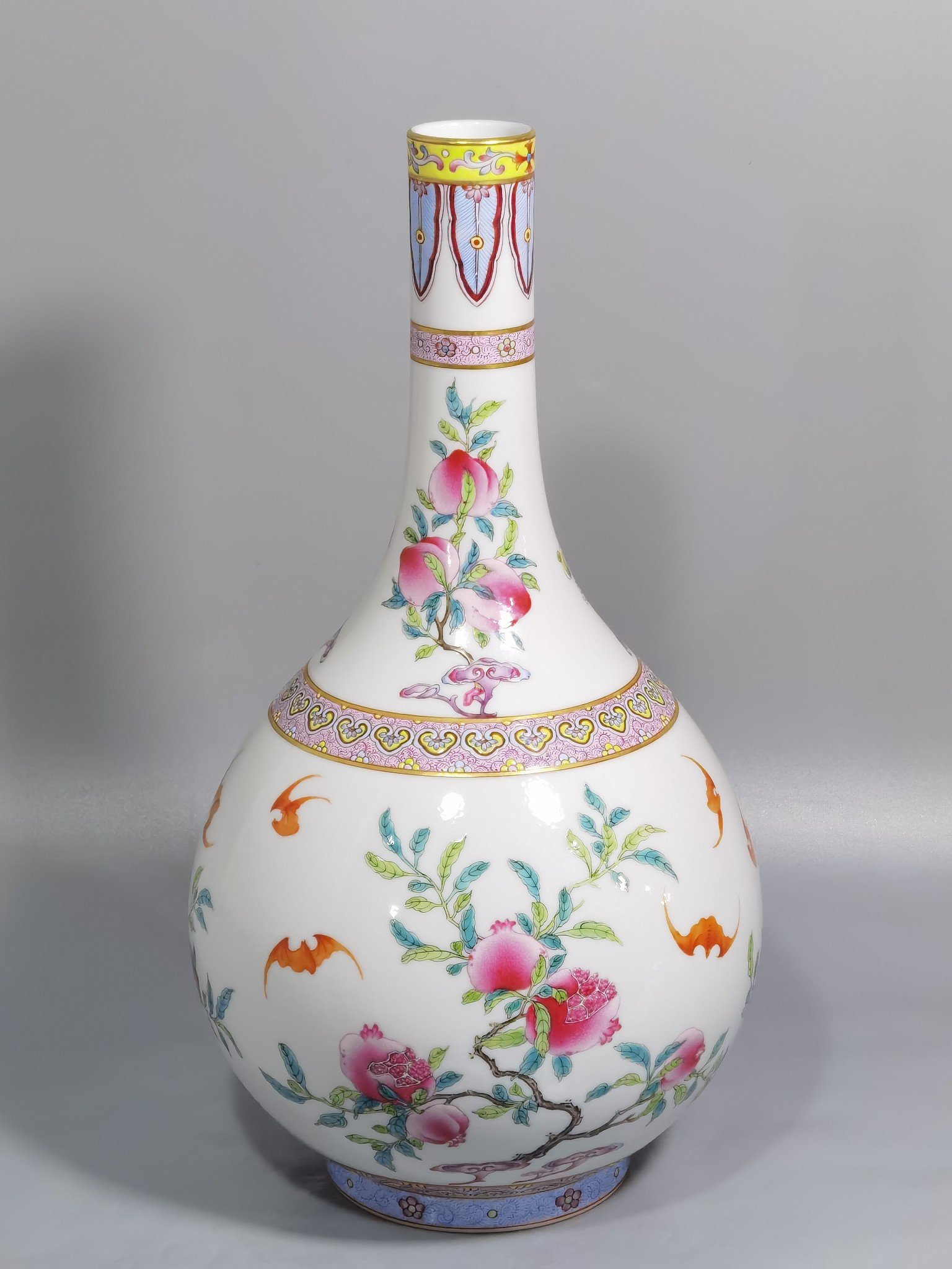 Qing Dynasty Qianlong Pastel S and uo pattern vase