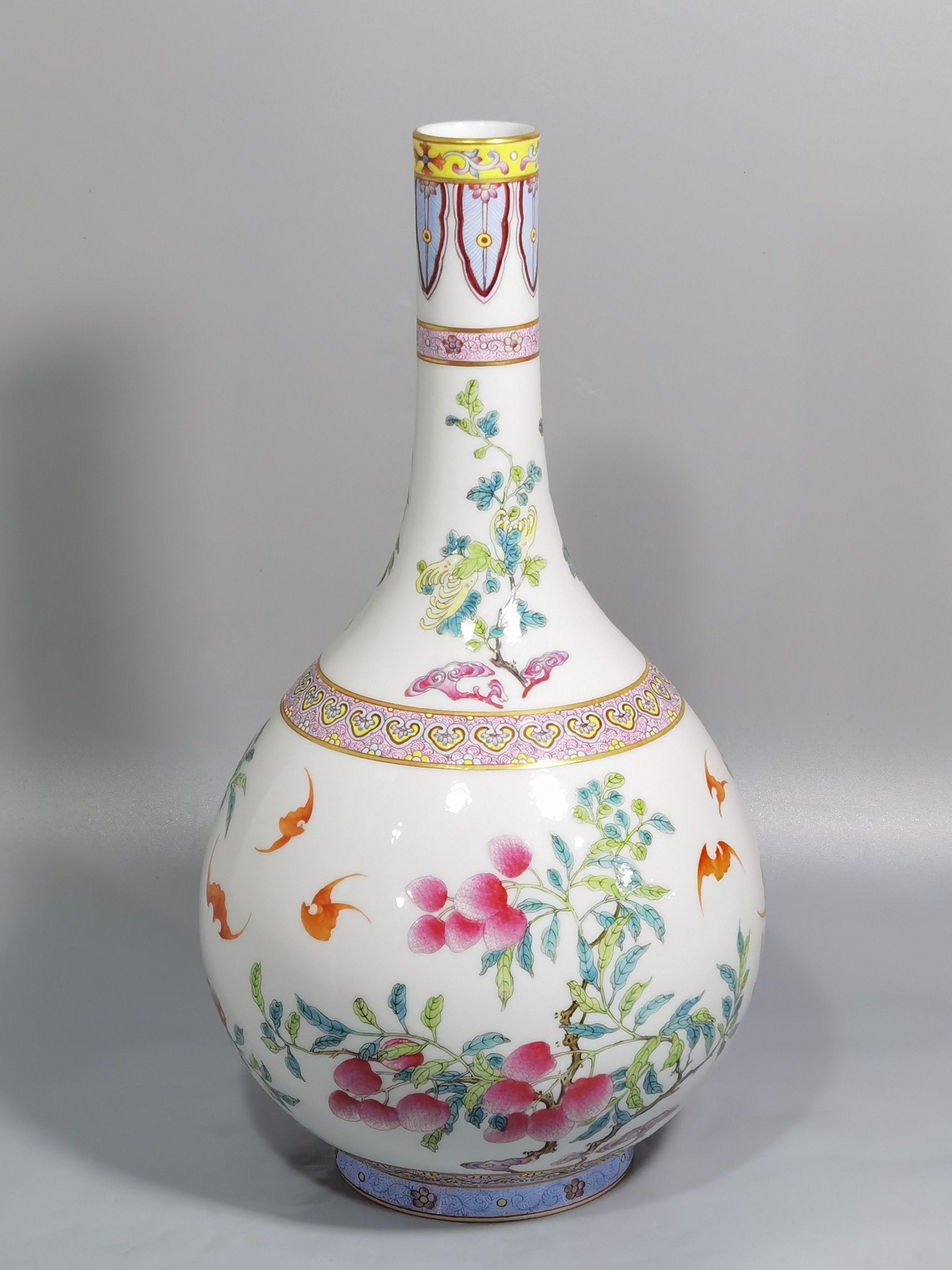 Qing Dynasty Qianlong Pastel S and uo pattern vase