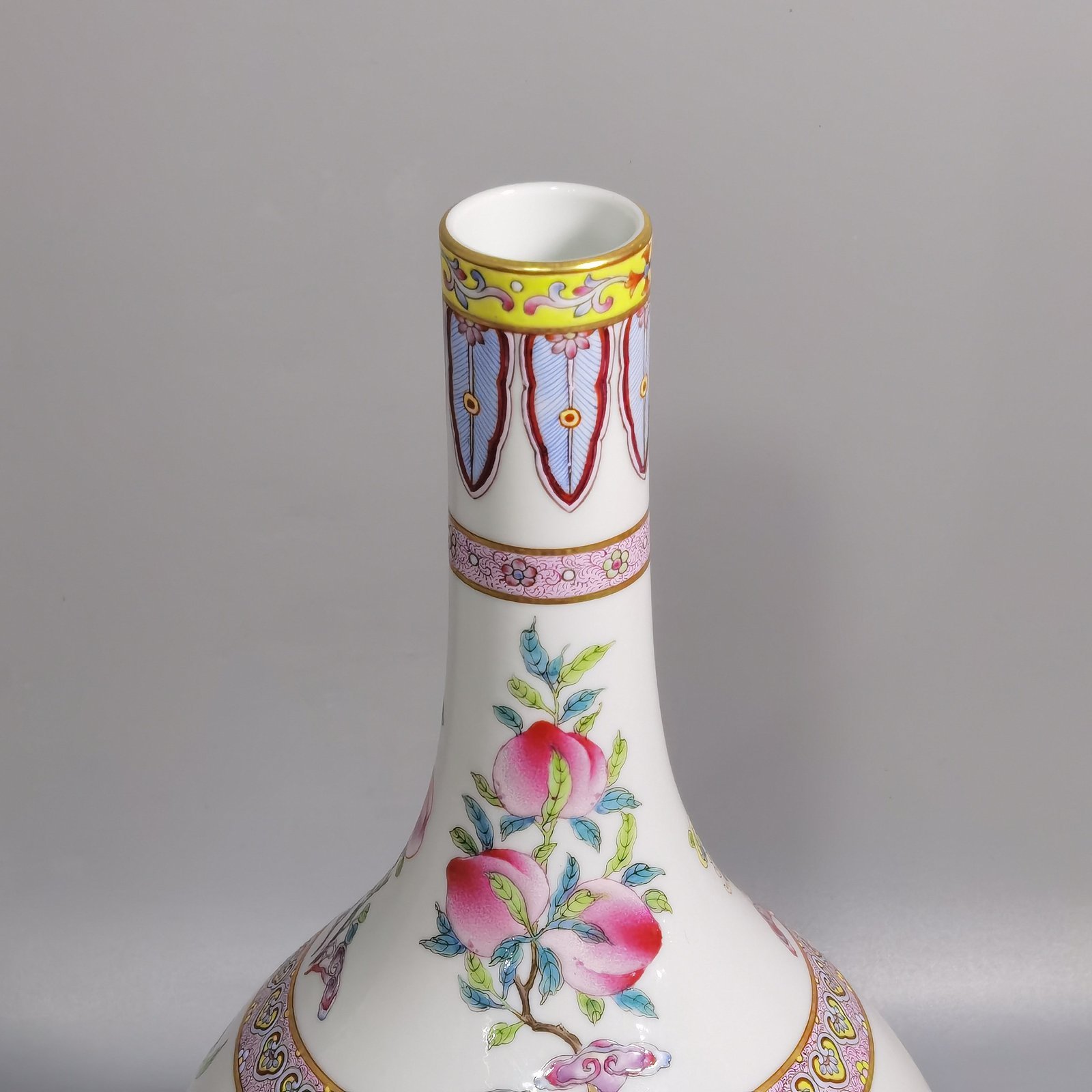 Qing Dynasty Qianlong Pastel S and uo pattern vase
