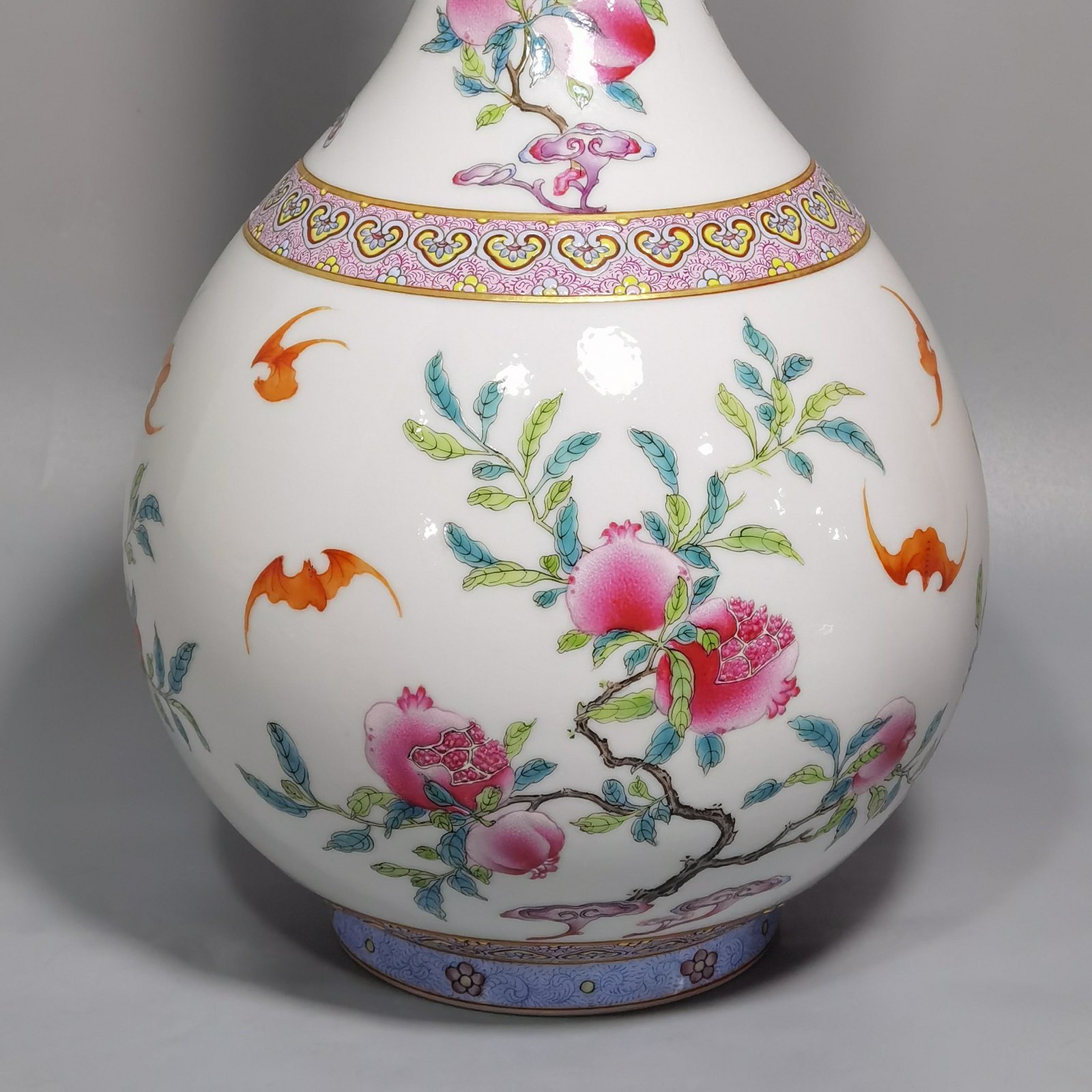 Qing Dynasty Qianlong Pastel S and uo pattern vase