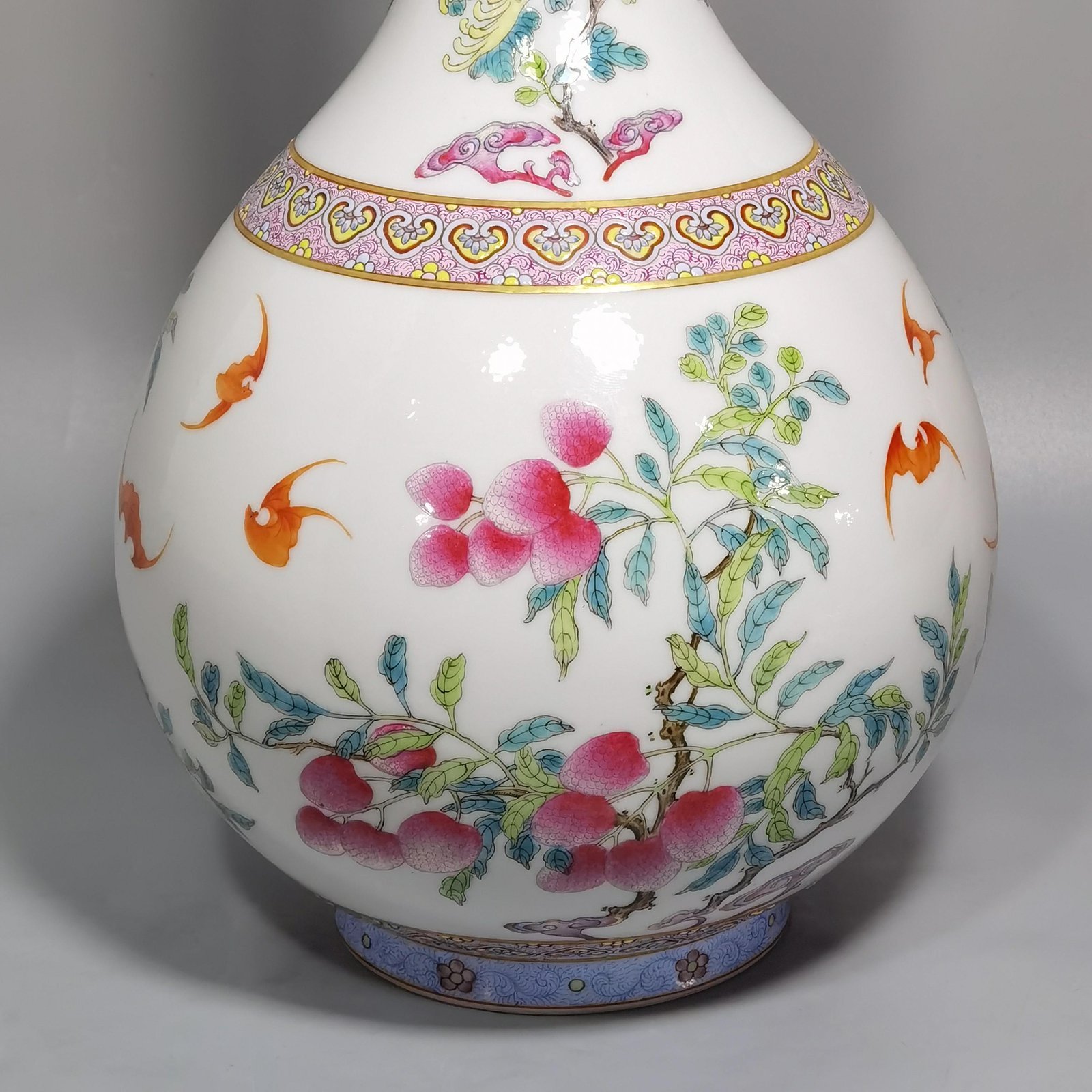 Qing Dynasty Qianlong Pastel S and uo pattern vase