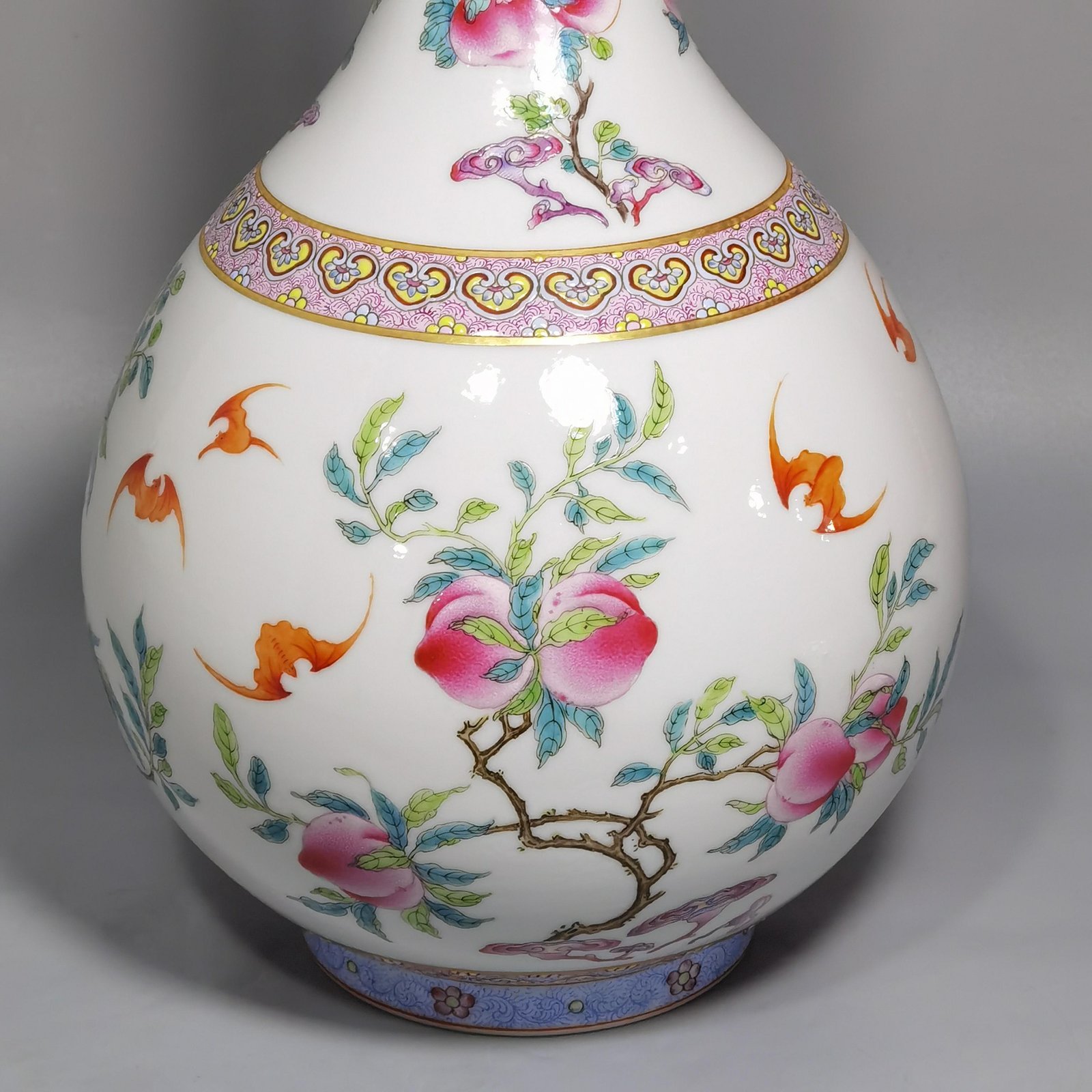 Qing Dynasty Qianlong Pastel S and uo pattern vase