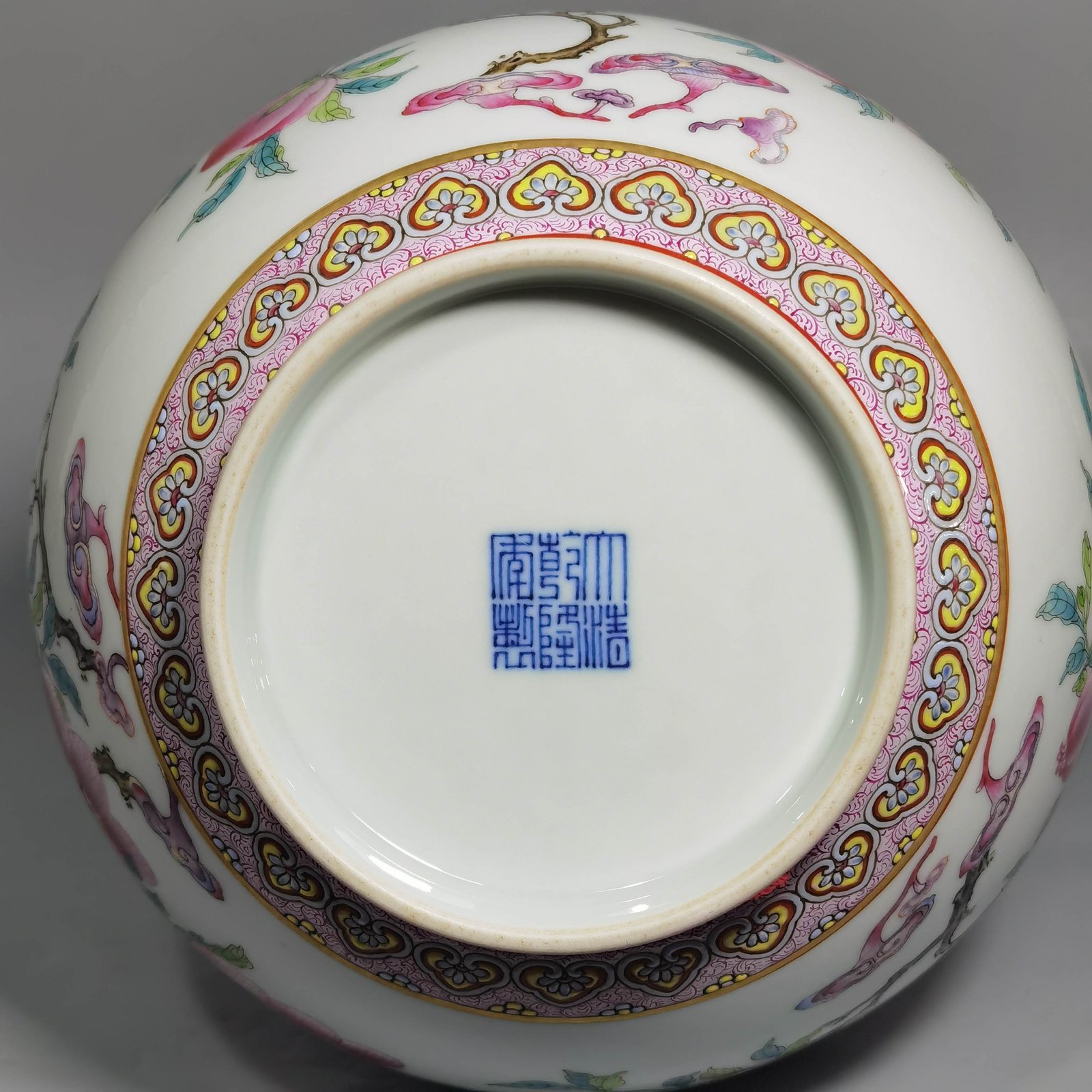 Qing Dynasty Qianlong Pastel S and uo pattern vase
