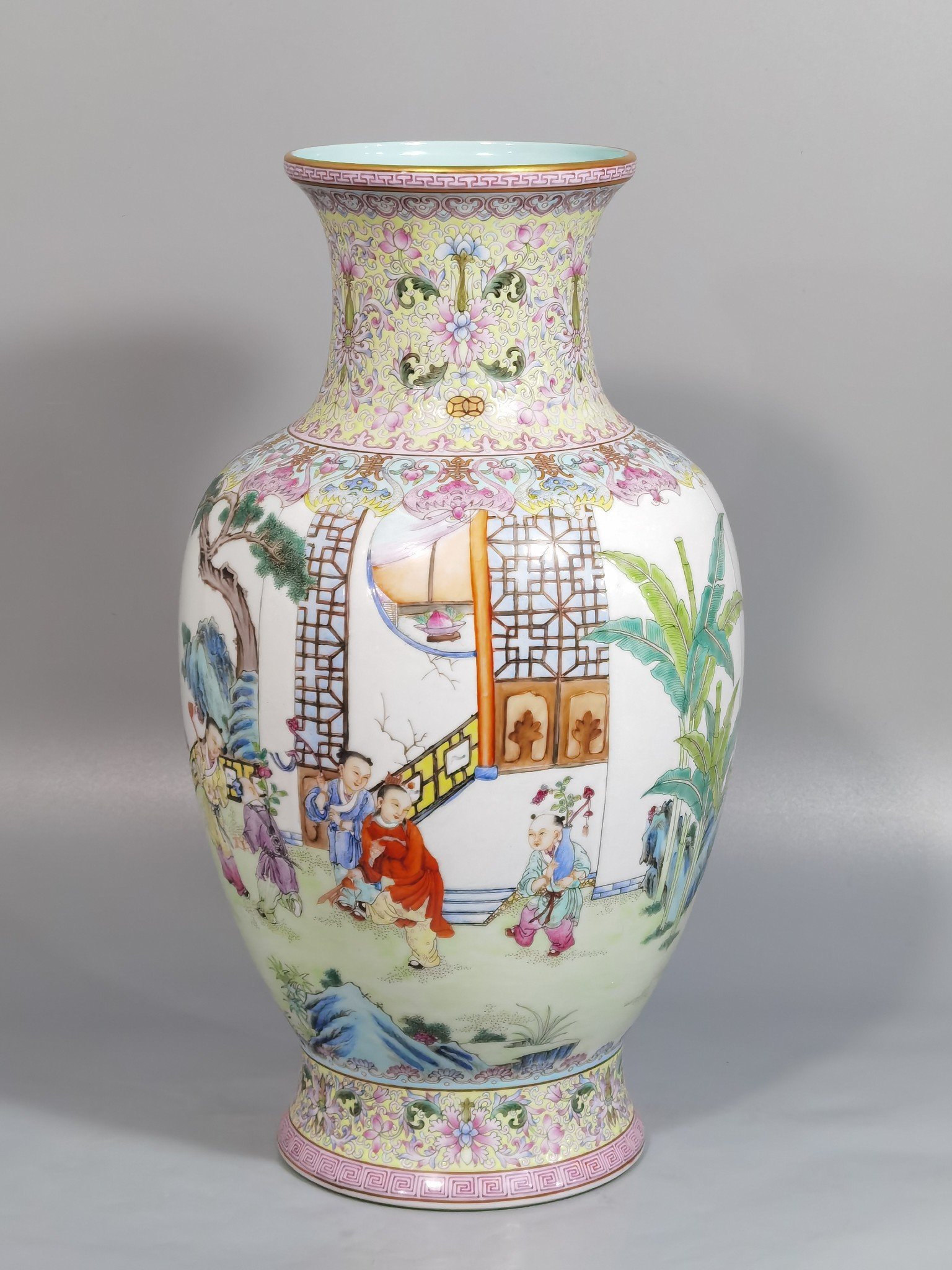 Qing Dynasty Qianlong pastel green upper and lower green pattern border Tongjing boy bottle
