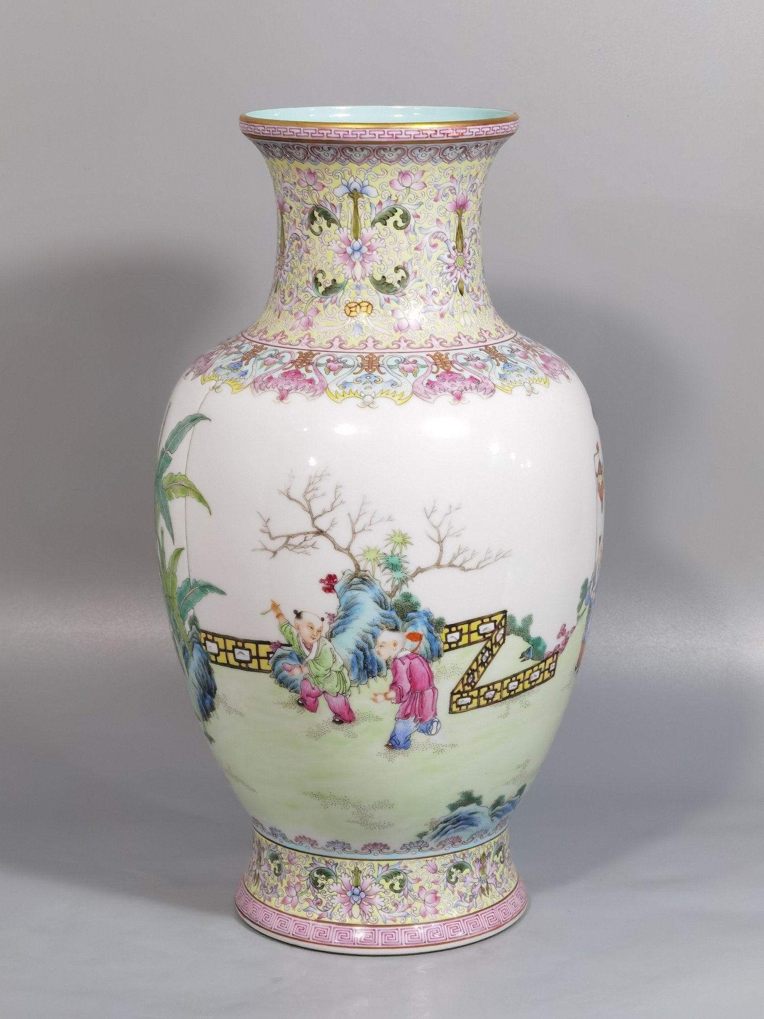 Qing Dynasty Qianlong pastel green upper and lower green pattern border Tongjing boy bottle