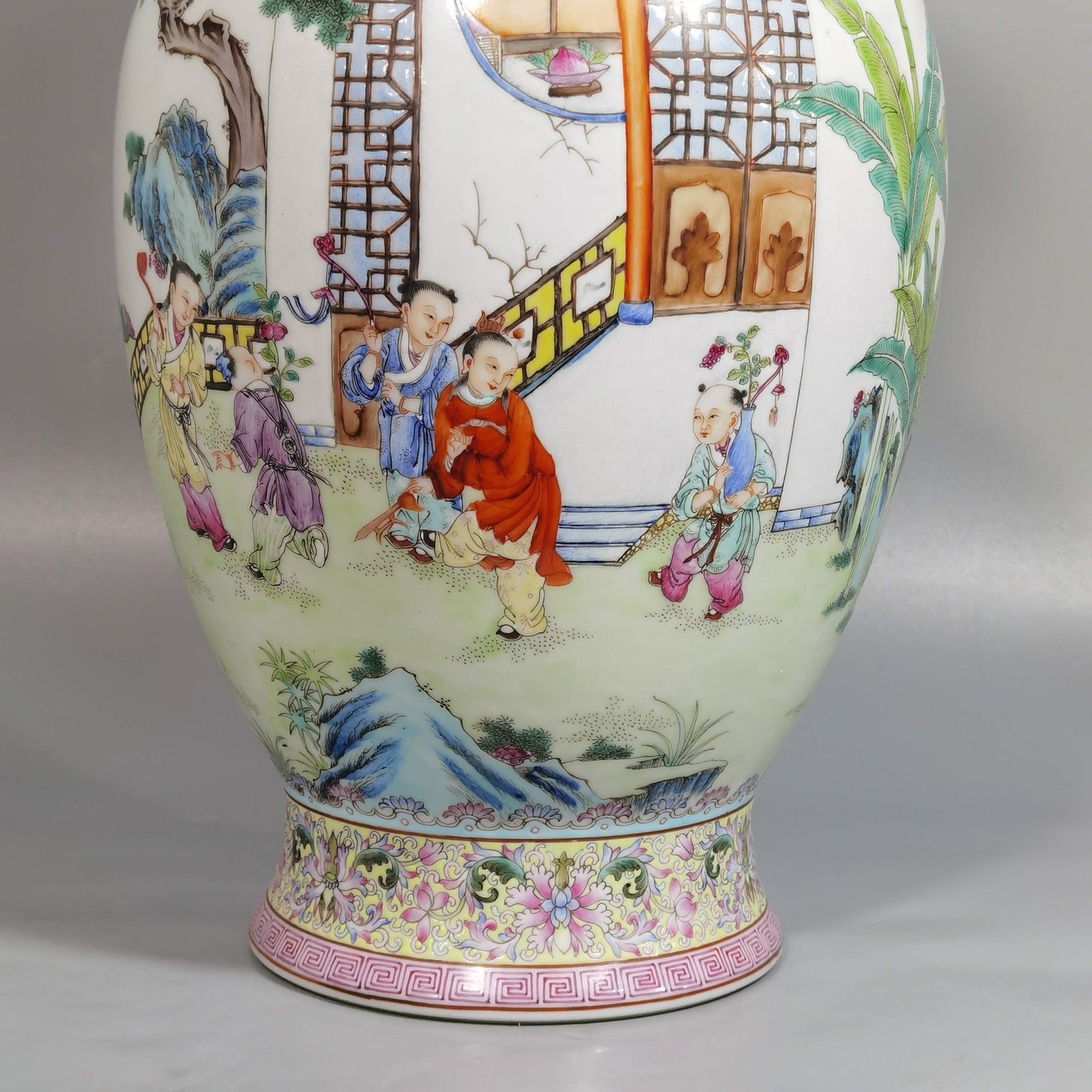 Qing Dynasty Qianlong pastel green upper and lower green pattern border Tongjing boy bottle