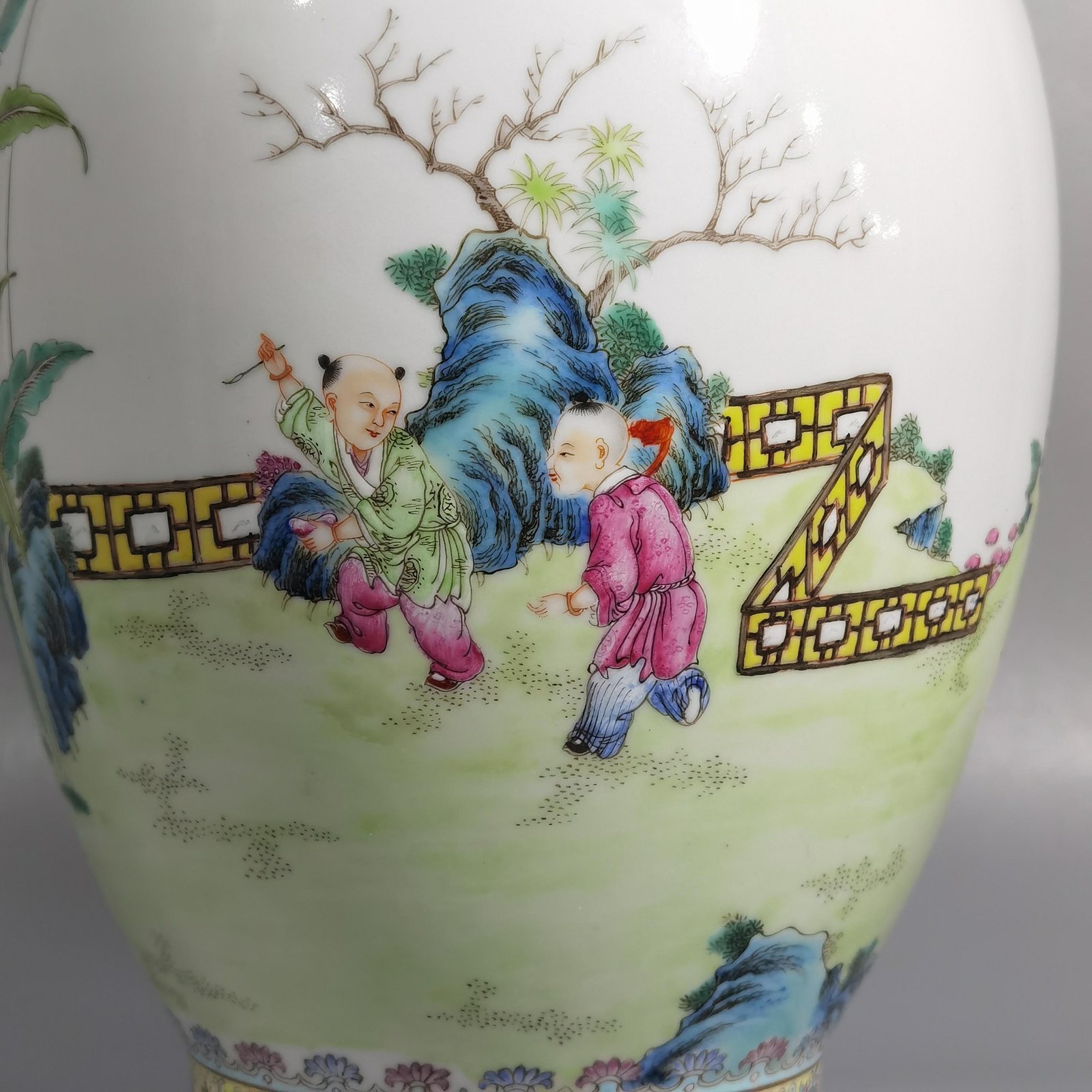 Qing Dynasty Qianlong pastel green upper and lower green pattern border Tongjing boy bottle