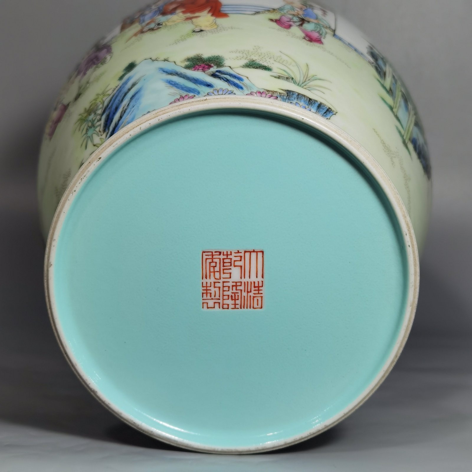 Qing Dynasty Qianlong pastel green upper and lower green pattern border Tongjing boy bottle