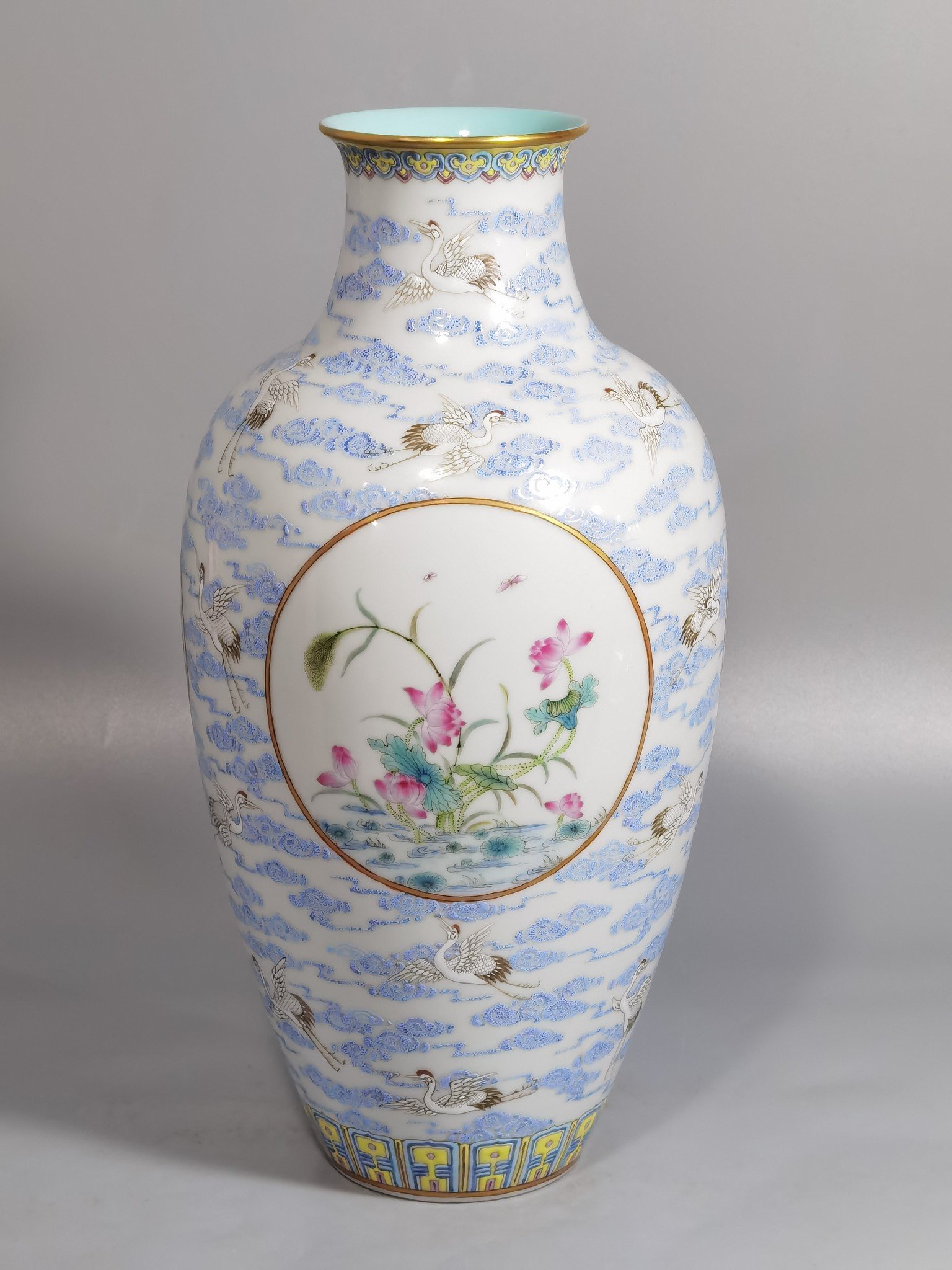 Qing Dynasty Qianlong Pastel cloud and crane pattern window flower vase