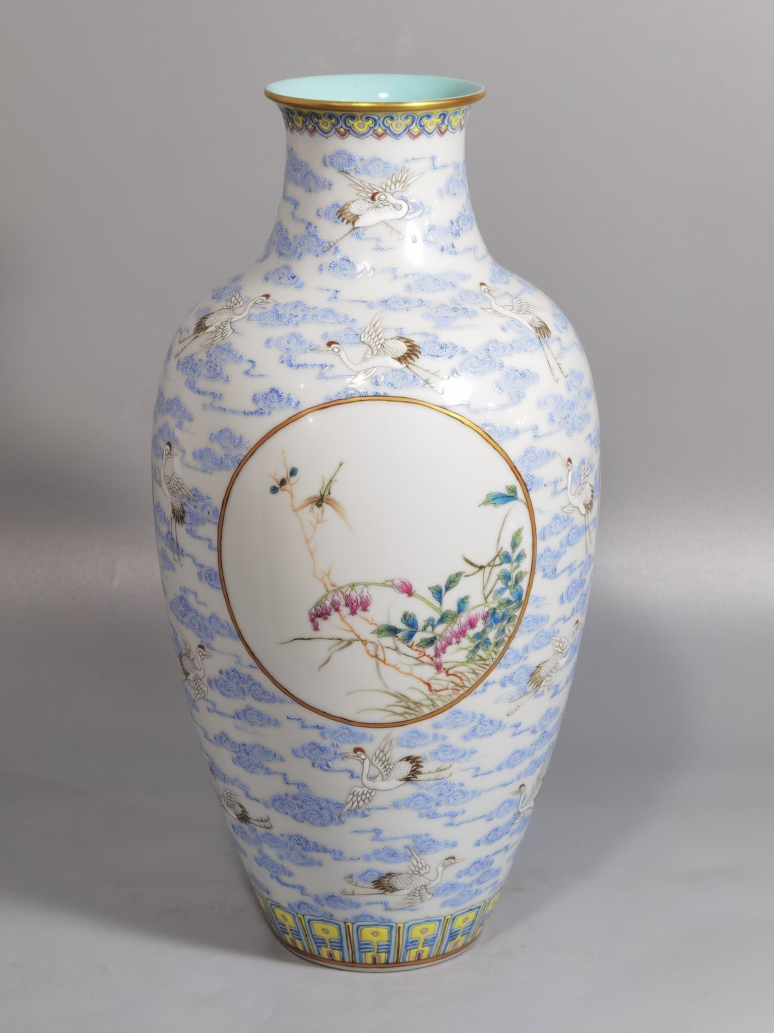 Qing Dynasty Qianlong Pastel cloud and crane pattern window flower vase