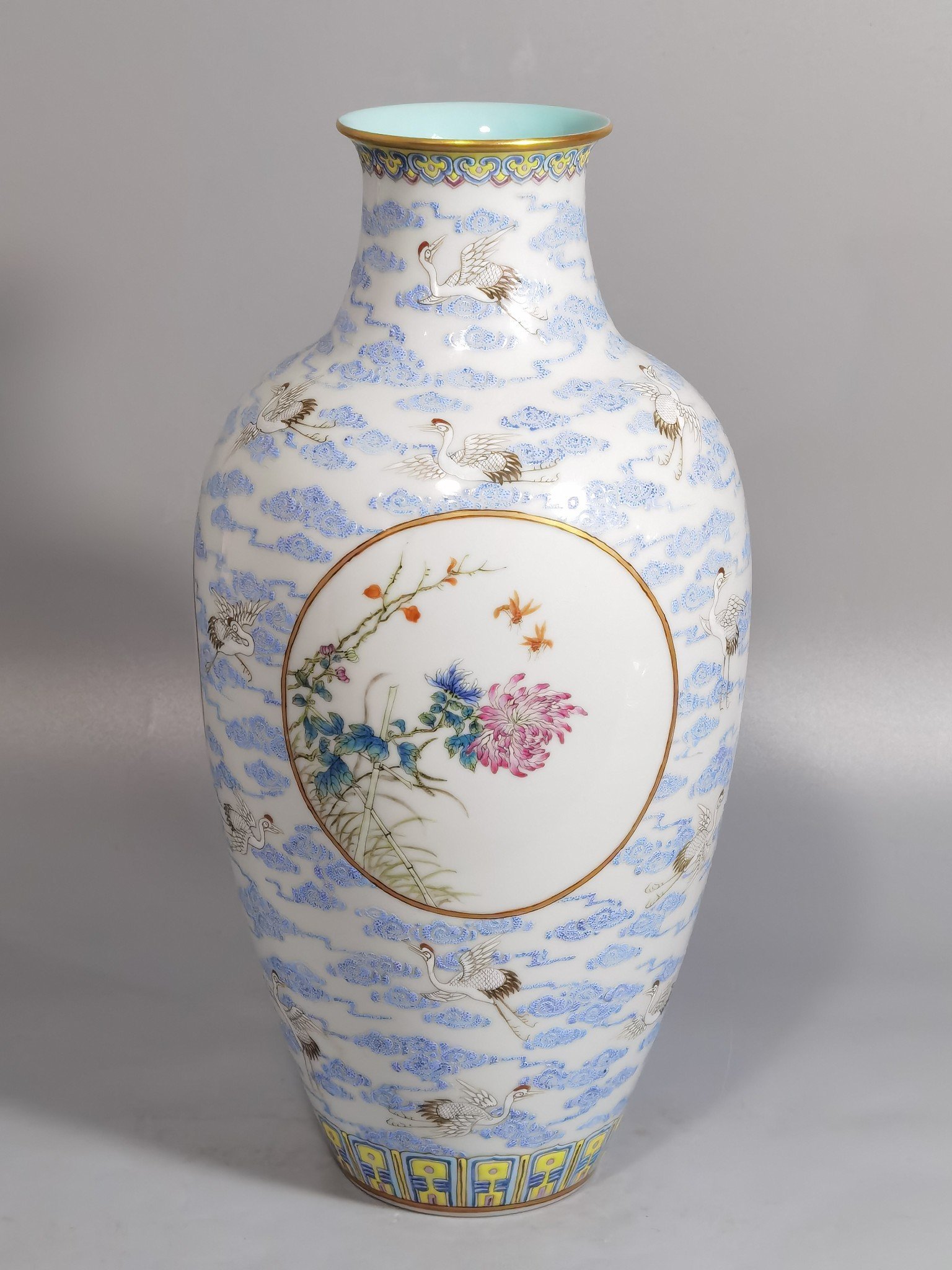 Qing Dynasty Qianlong Pastel cloud and crane pattern window flower vase