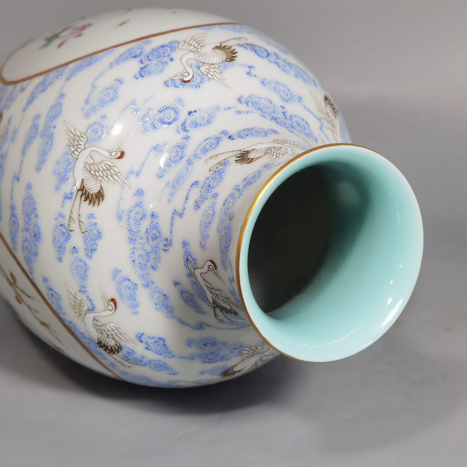Qing Dynasty Qianlong Pastel cloud and crane pattern window flower vase