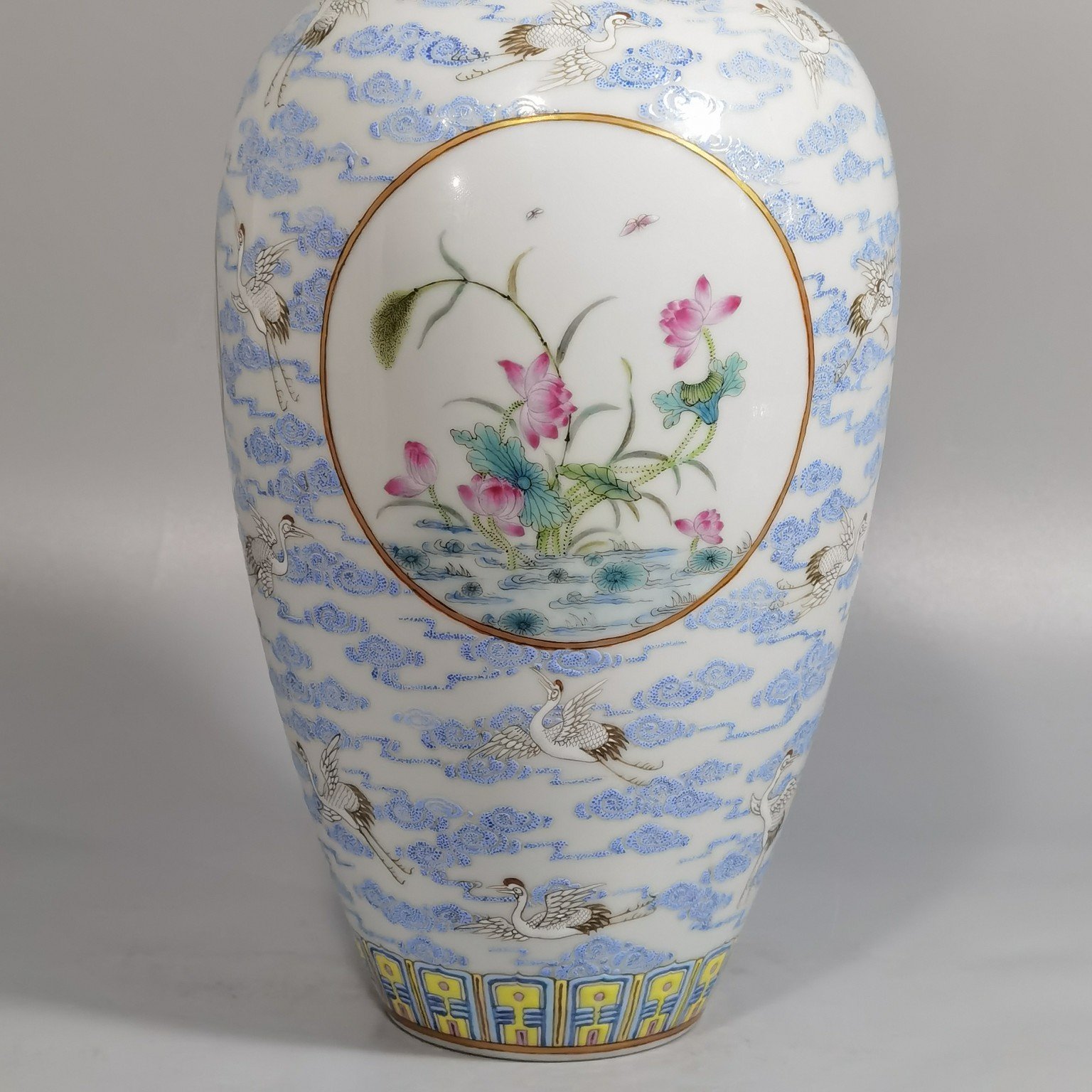 Qing Dynasty Qianlong Pastel cloud and crane pattern window flower vase