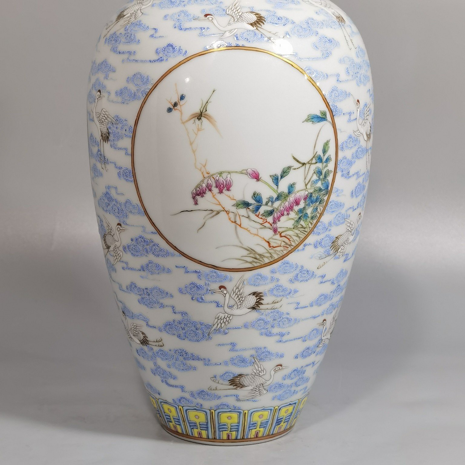 Qing Dynasty Qianlong Pastel cloud and crane pattern window flower vase
