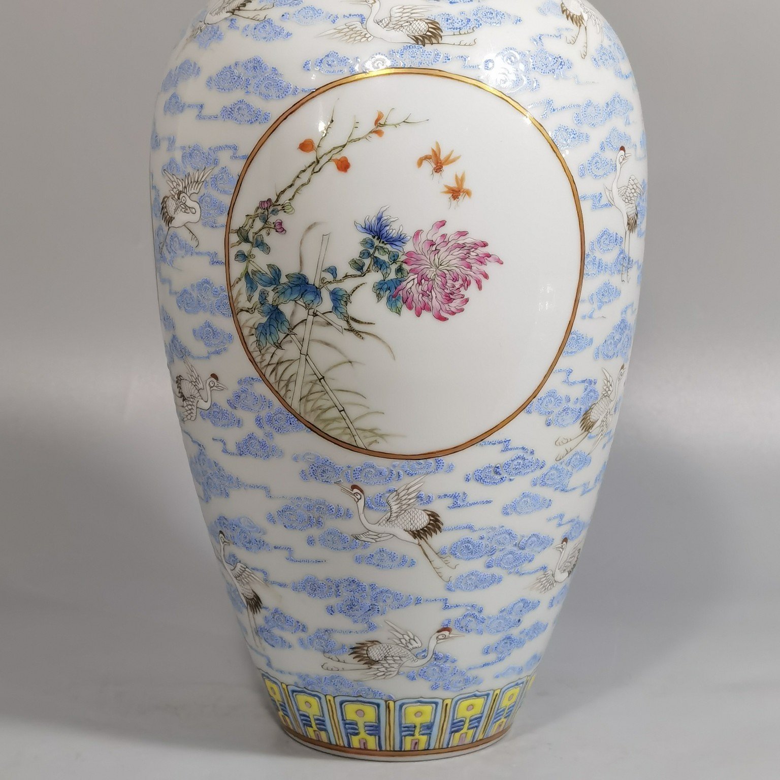 Qing Dynasty Qianlong Pastel cloud and crane pattern window flower vase