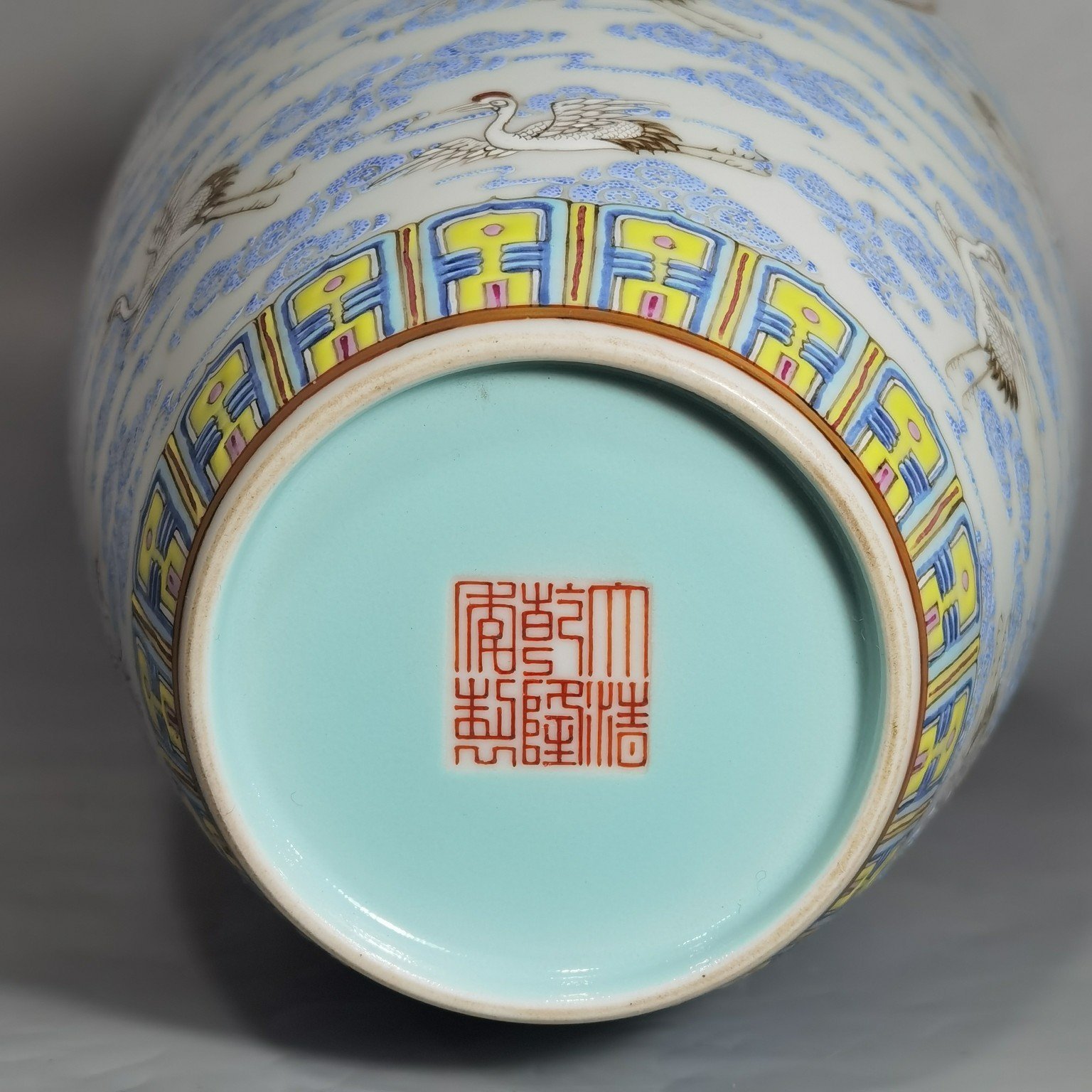 Qing Dynasty Qianlong Pastel cloud and crane pattern window flower vase