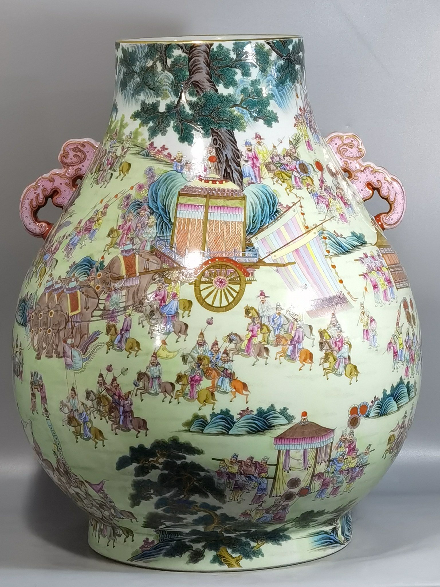 Qing Dynasty Qianlong pastel-painted Ruyi’er Blessing Bucket