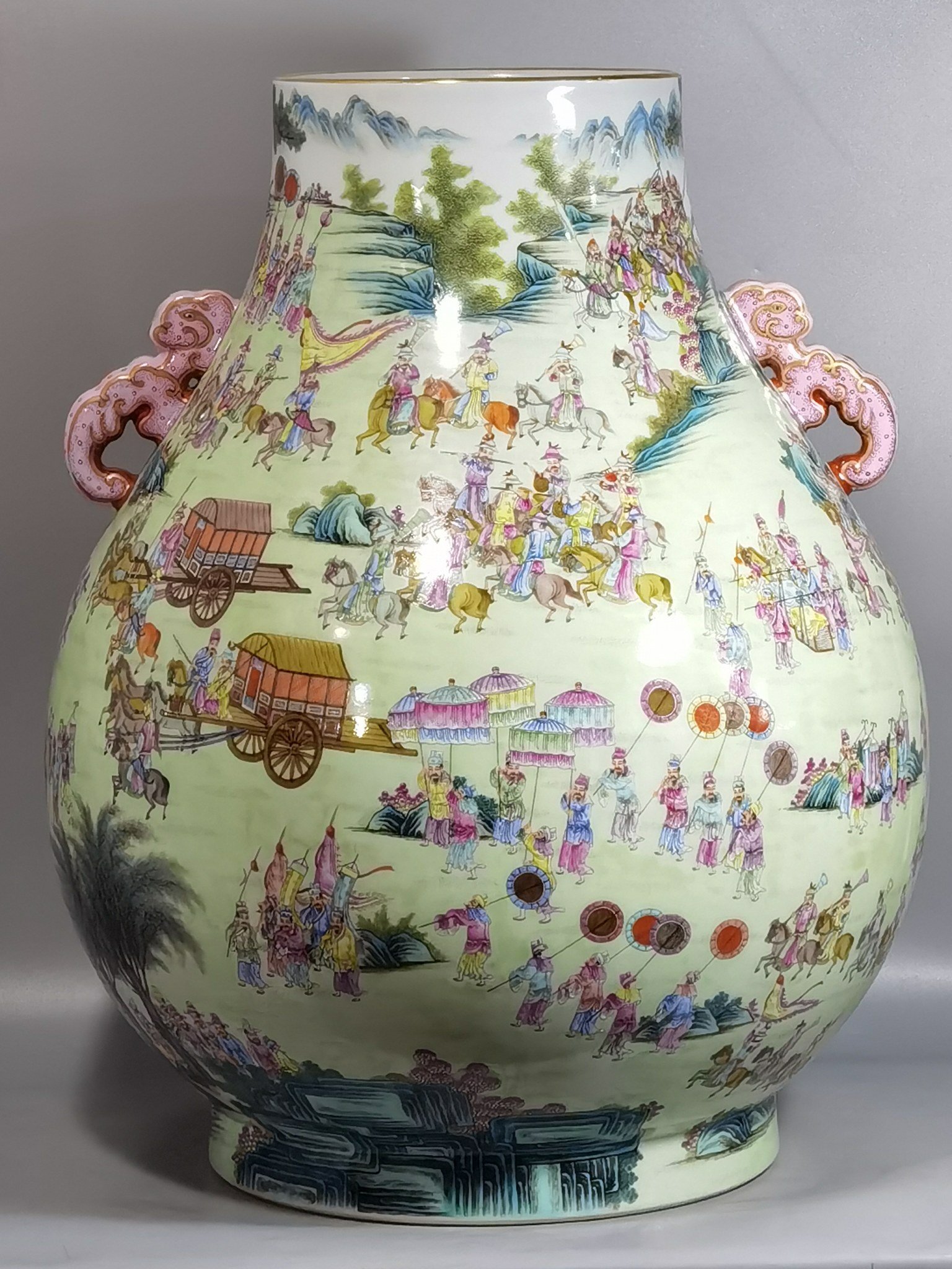 Qing Dynasty Qianlong pastel-painted Ruyi’er Blessing Bucket