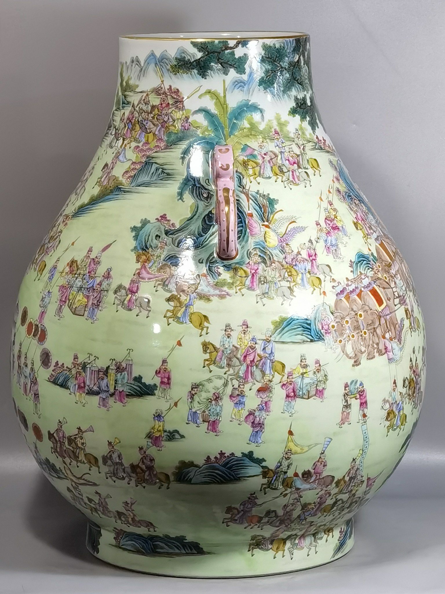 Qing Dynasty Qianlong pastel-painted Ruyi’er Blessing Bucket