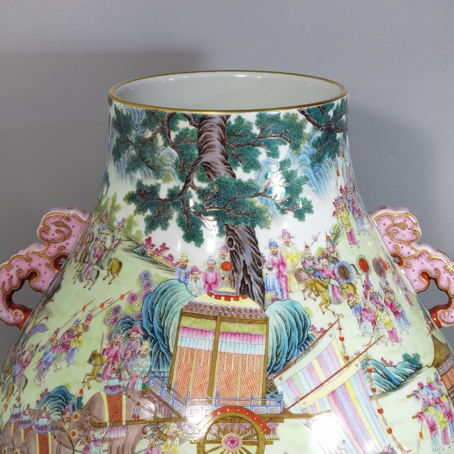 Qing Dynasty Qianlong pastel-painted Ruyi’er Blessing Bucket