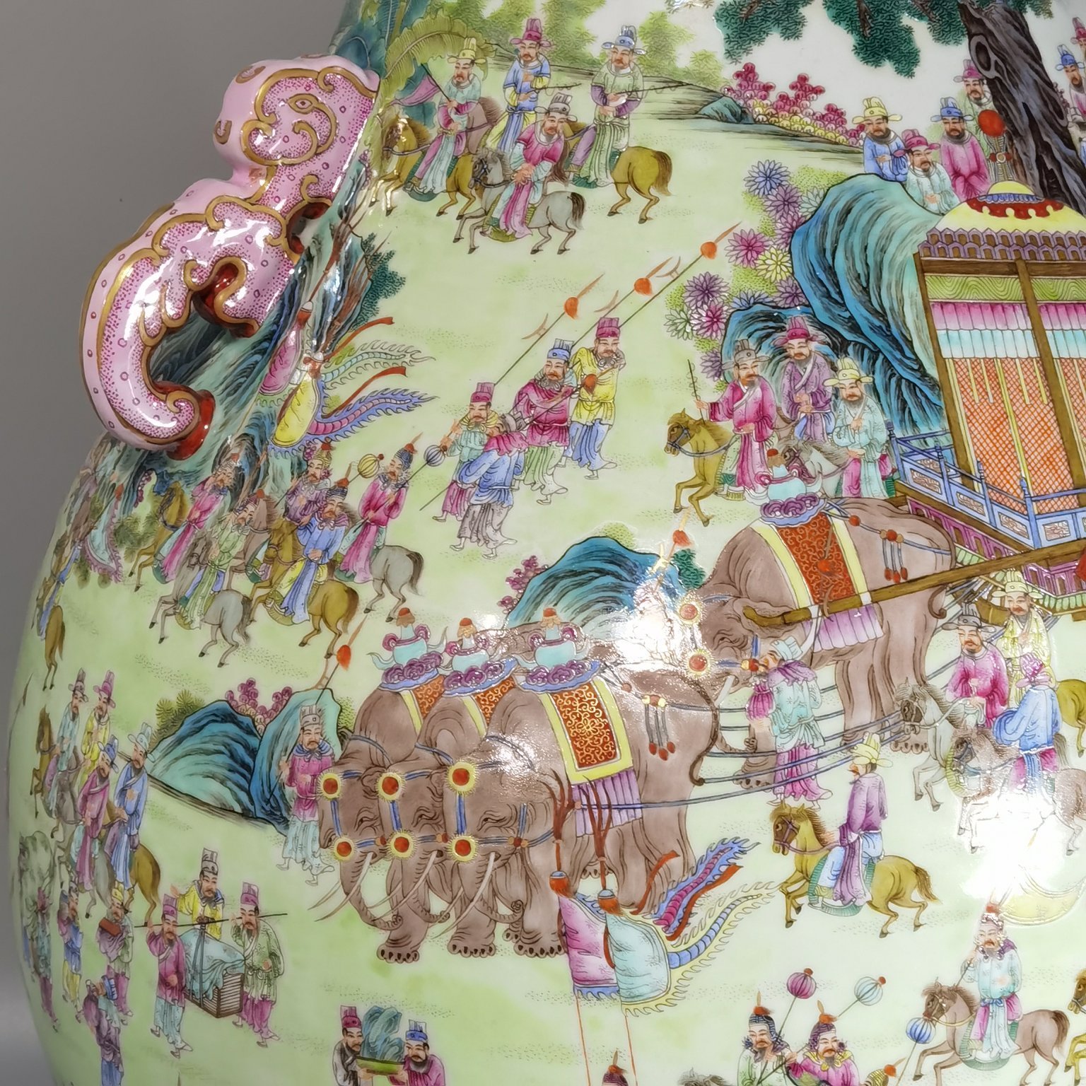 Qing Dynasty Qianlong pastel-painted Ruyi’er Blessing Bucket
