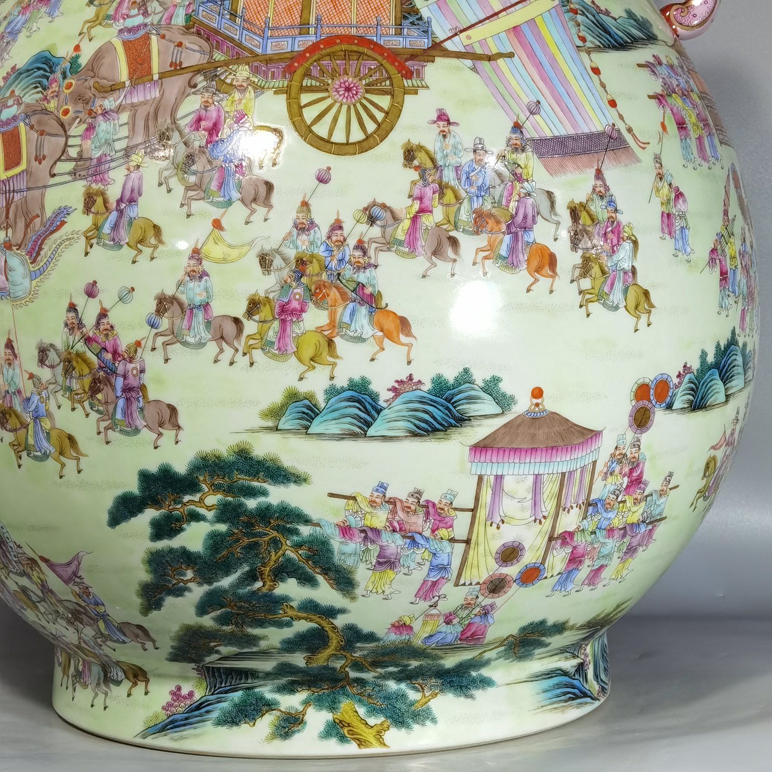 Qing Dynasty Qianlong pastel-painted Ruyi’er Blessing Bucket